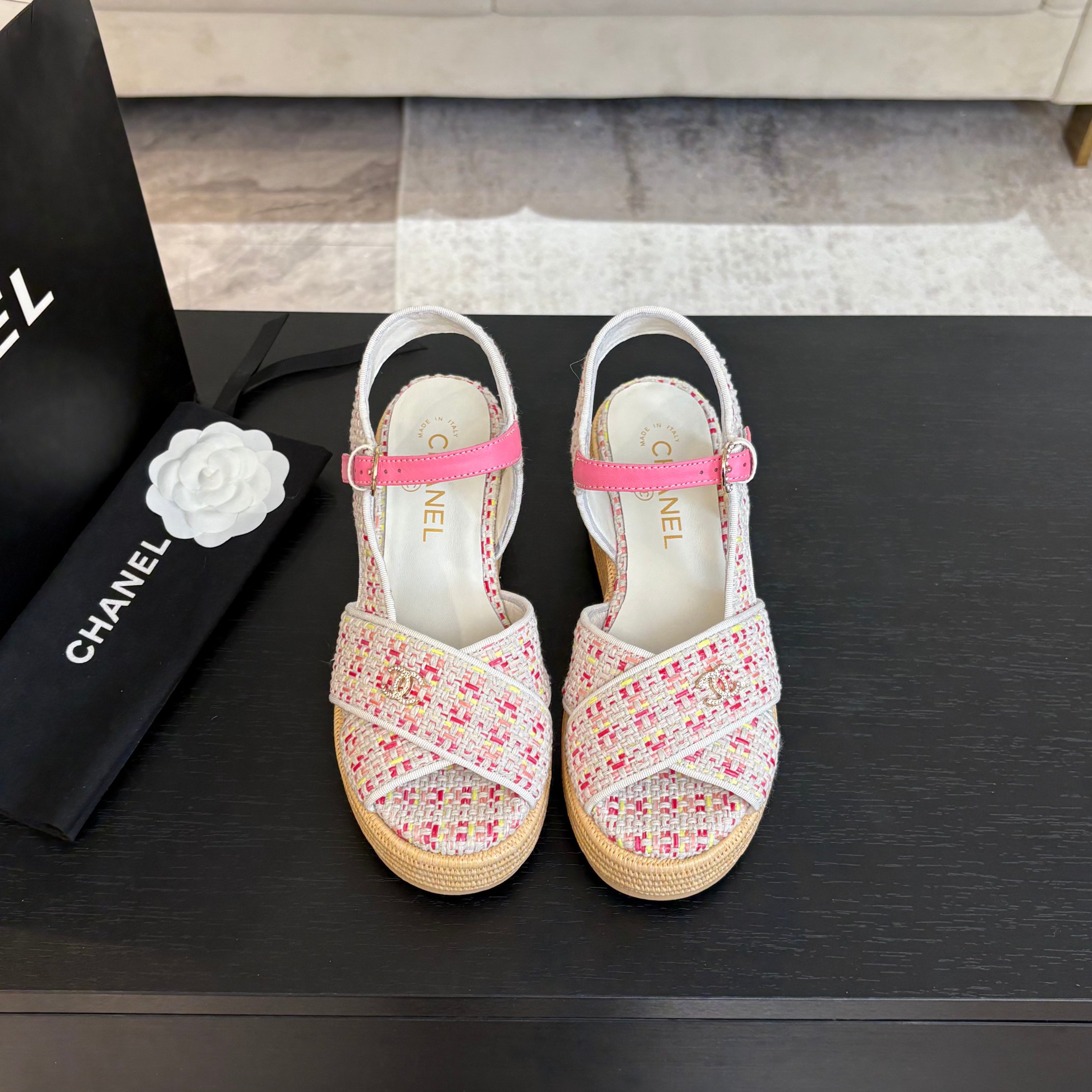 NO:167922,Chanel 25C showcase thick-soled platform sandals!  Upper Yangjing, waterproof platform 4cm, heel 12cm!  It's very stable after getting on!  Wearing a 2.8-meter-long inner foot padded sheepskin, original outsole. Size: 35-39 40 custom made, sandals, chanel, sandals, sheepskin, sheep19860909Chanel 25C秀款厚底防水台凉鞋！ 鞋面羊京,防水台4cm,后跟12cm！ 上脚后很稳！穿上立马两米八 内里垫脚羊皮,原版大底. Size:35-39 40定做,凉鞋,chanel,sandals,sheepskin,sheep,Women's Shoes