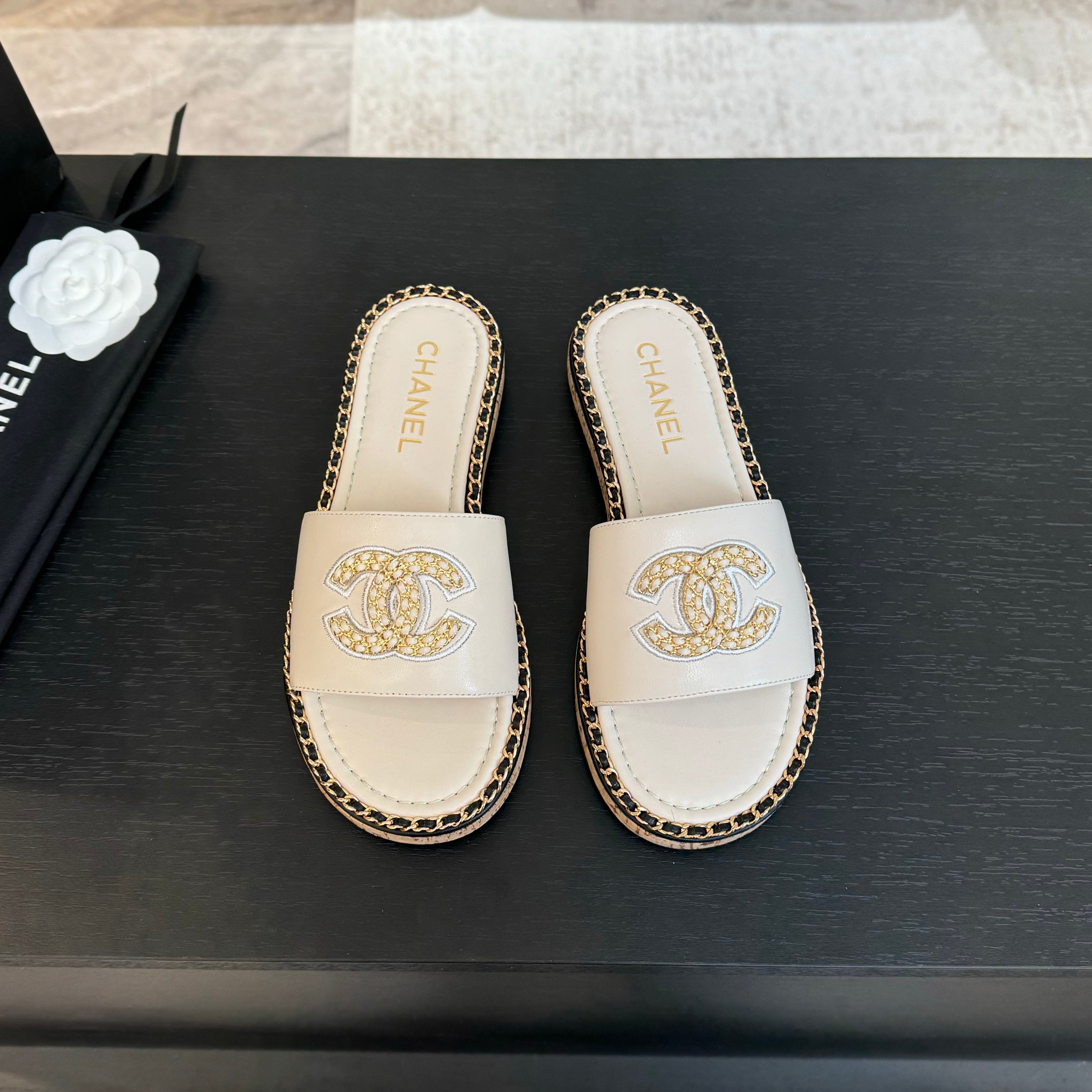 NO:168805,CHANE*｜Xiaoxiang 25C Spring and Summer New Holiday Thick-soled Chain Double C Slippers This season's holiday sandals series is really beautiful!  Matched with chain double C hardware decoration, simple and versatile, super beautiful on the feet, how to look good Go material The upper is made of original custom material, the inner foot pads are all sheepskin Original mold custom anti-slip sole Size 35-39 (customized by 40/41), slippers, chanel, slippers, sheepskin19860909CHANE*｜小香25C春夏新品度假 厚底链条双C拖鞋 这一季度假凉拖系列真的超美！ 搭配链条双C五金装饰 简约百搭 上脚超级美的 怎么看怎么好看 Go 材质 鞋面采用原版定制材质 内里垫脚均为羊皮 原版开模定制防滑大底 码数35-39（40/41定制）,拖鞋,chanel,slippers,sheepskin,Women's Shoes