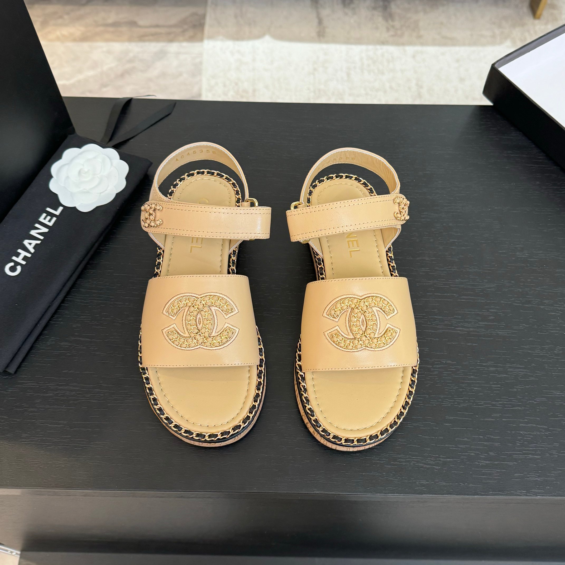 NO:168826,CHANE*｜Xiaoxiang 25C Spring and Summer New Holiday Thick-soled Chain Double C Sandals This season's holiday sandals series is really beautiful!  Matched with chain double C hardware decoration, simple and versatile, super beautiful on the feet, how to look good Go material The upper is made of original custom material, the inner foot pads are all sheepskin Original mold custom anti-slip sole Size 35-39 (customized by 40/41), sandals, chanel, sandals, sheepskin19860909CHANE*｜小香25C春夏新品度假 厚底链条双C凉鞋 这一季度假凉拖系列真的超美！ 搭配链条双C五金装饰 简约百搭 上脚超级美的 怎么看怎么好看 Go 材质 鞋面采用原版定制材质 内里垫脚均为羊皮 原版开模定制防滑大底 码数35-39（40/41定制）,凉鞋,chanel,sandals,sheepskin,Women's Shoes