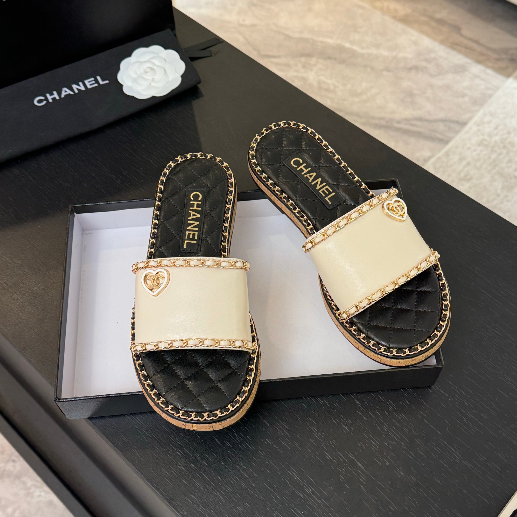 NO:168808,CHANE*｜Xiaoxiang 25C Spring and Summer New Holiday Thick-soled Chain Double C Love Sandals Slippers This season's holiday sandals series is really beautiful. It is paired with chain Double C hardware decoration. Simple and versatile. It is super beautiful on the feet. How to look good. Go material. The upper is made of original custom material. The inner foot pads are all sheepskin. The original mold-opening custom anti-slip sole. Size 35-39 (customized by 40/41), slippers, chanel, slippers, sheepskin19860909CHANE*｜小香25C春夏新品度假 厚底链条双C爱心凉拖拖鞋 这一季度假凉拖系列真的超美 搭配链条双C五金装饰 简约百搭 上脚超级美的 怎么看怎么好看 Go 材质 鞋面采用原版定制材质 内里垫脚均为羊皮 原版开模定制防滑大底 码数35-39（40/41定制）,拖鞋,chanel,slippers,sheepskin,Women's Shoes