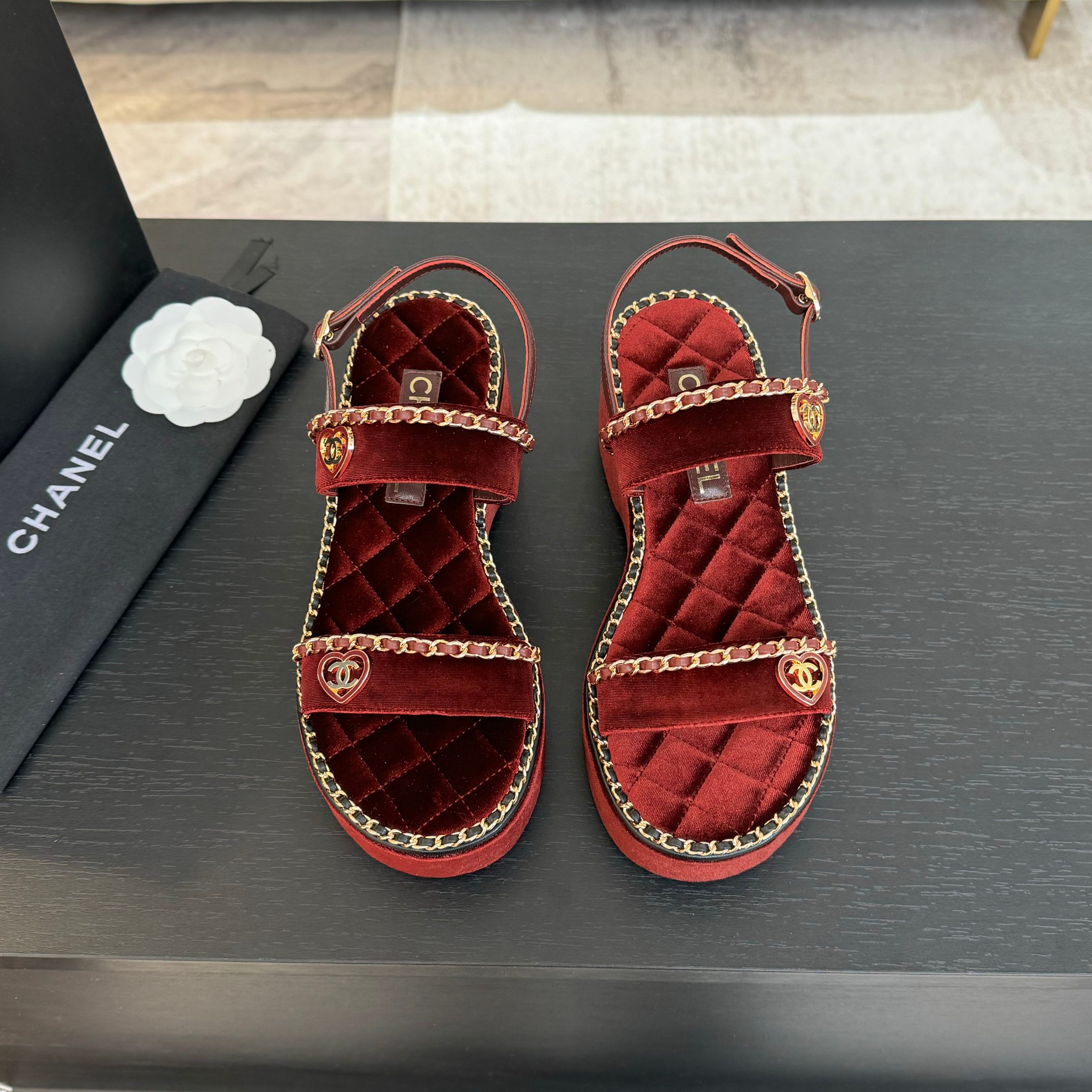 NO:168832,CHANE*｜Xiaoxiang 25C Spring and Summer New Holiday Thick-soled Chain Double C Love Sandals Slippers This season's holiday sandals series is really beautiful. It is matched with chain Double C hardware decoration. Simple and versatile. It is super beautiful on the feet. How to look good. Go material. The upper is made of original custom material. The inner foot pads are all sheepskin. The original mold-opening custom anti-slip sole. Size 35-39 (customized by 40/41), sandals, chanel, sandals, slippers, sheepskin19860909CHANE*｜小香25C春夏新品度假 厚底链条双C爱心凉拖拖鞋 这一季度假凉拖系列真的超美 搭配链条双C五金装饰 简约百搭 上脚超级美的 怎么看怎么好看 Go 材质 鞋面采用原版定制材质 内里垫脚均为羊皮 原版开模定制防滑大底 码数35-39（40/41定制）,凉鞋,chanel,sandals,slippers,sheepskin,Women's Shoes