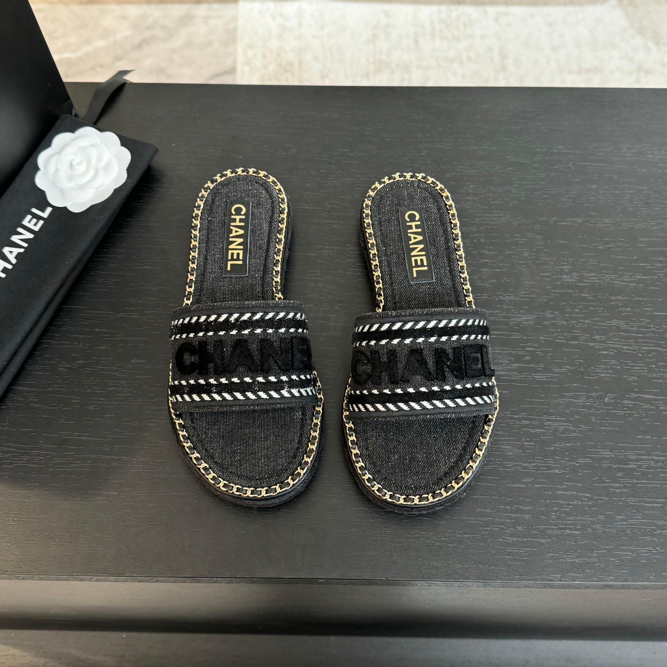 NO:168809,CHANE*｜Xiaoxiang 25C Spring and Summer New Holiday Chain Letter Thick-soled Slippers This season's holiday sandals series is really beautiful. It is decorated with letters. Simple and versatile. It is super beautiful on the feet. It looks good no matter how to look Go material The upper is made of original custom material. The inner foot pads are all sheepskin. The original mold-opening custom anti-slip sole. Size 35-39 (customized by 40/41), slippers, chanel, slippers, sheepskin19860909CHANE*｜小香25C春夏新品度假 链条字母厚底拖鞋 这一季度假凉拖系列真的超美 搭配字母装饰 简约又百搭 上脚超级美的 怎么看怎么好看 Go 材质 鞋面采用原版定制材质 内里垫脚均为羊皮 原版开模定制防滑大底 码数35-39（40/41定制）,拖鞋,chanel,slippers,sheepskin,Women's Shoes