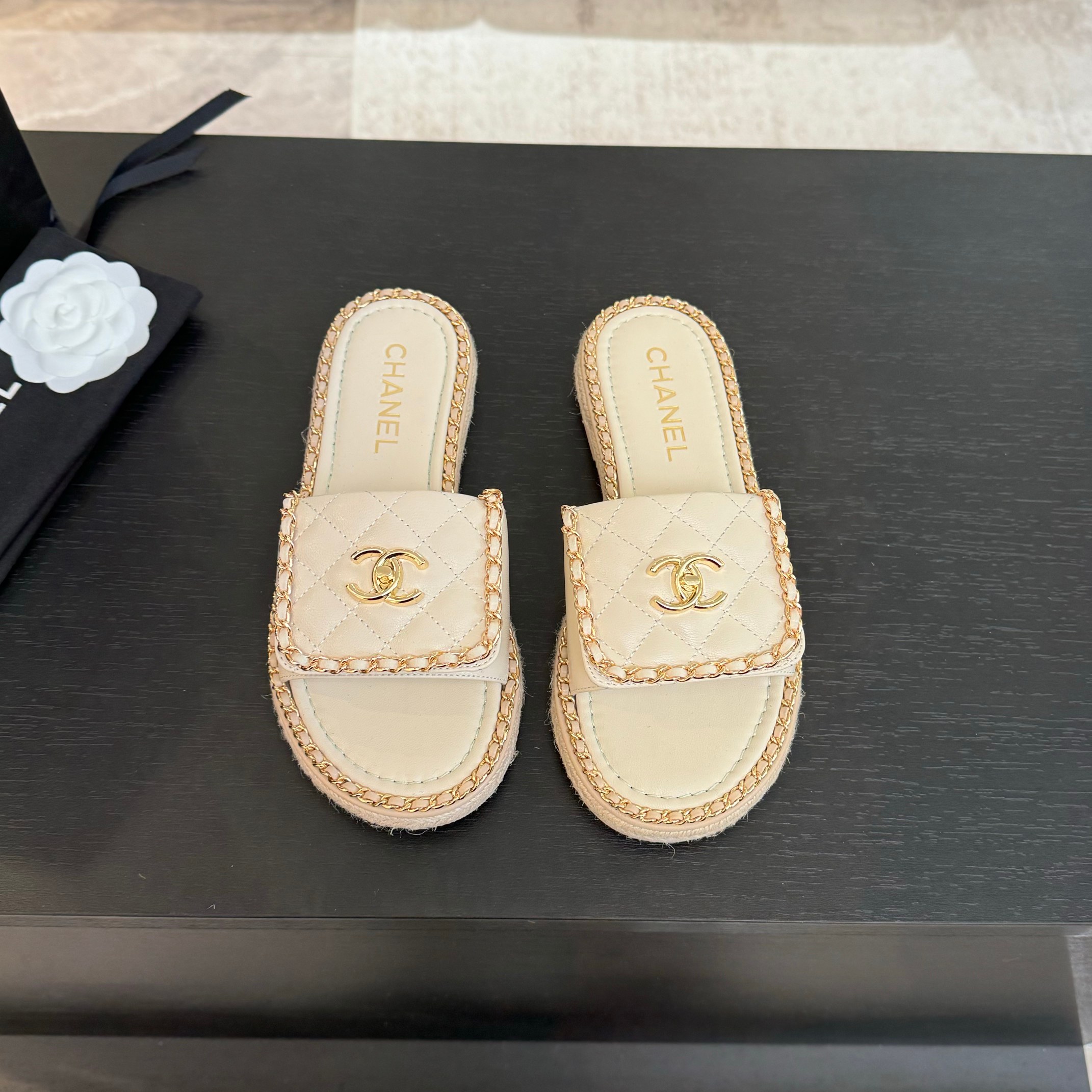 NO:168814,CHANE*｜Xiaoxiang classic flip schoolbag buckle, diamond chain thick-soled slippers, classic never out of date, simple and atmospheric, diamond buckle with flip schoolbag lock buckle design~ slim and versatile~ very comfortable feet!  A hot product that highlights elegance, a must-have for small fragrance powder!  The upper is imported lambskin, the inner foot pads are all made of sheepskin, original mold-opening anti-slip sole size35-39 (customized by 40/41), slippers, chanel, slippers, sheepskin19860909CHANE*｜小香经典翻盖书包扣 菱格链条厚底拖鞋 经典永不过时 简约大气 菱格搭配翻盖式书包锁扣设计～ 显瘦百搭～脚感非常舒适！ 凸显优雅的爆品 小香粉必入！ 鞋面采用进口小羊皮 内里垫脚均为羊皮材质 原版开模防滑大底 size35-39（40/41定制）,拖鞋,chanel,slippers,sheepskin,Women's Shoes