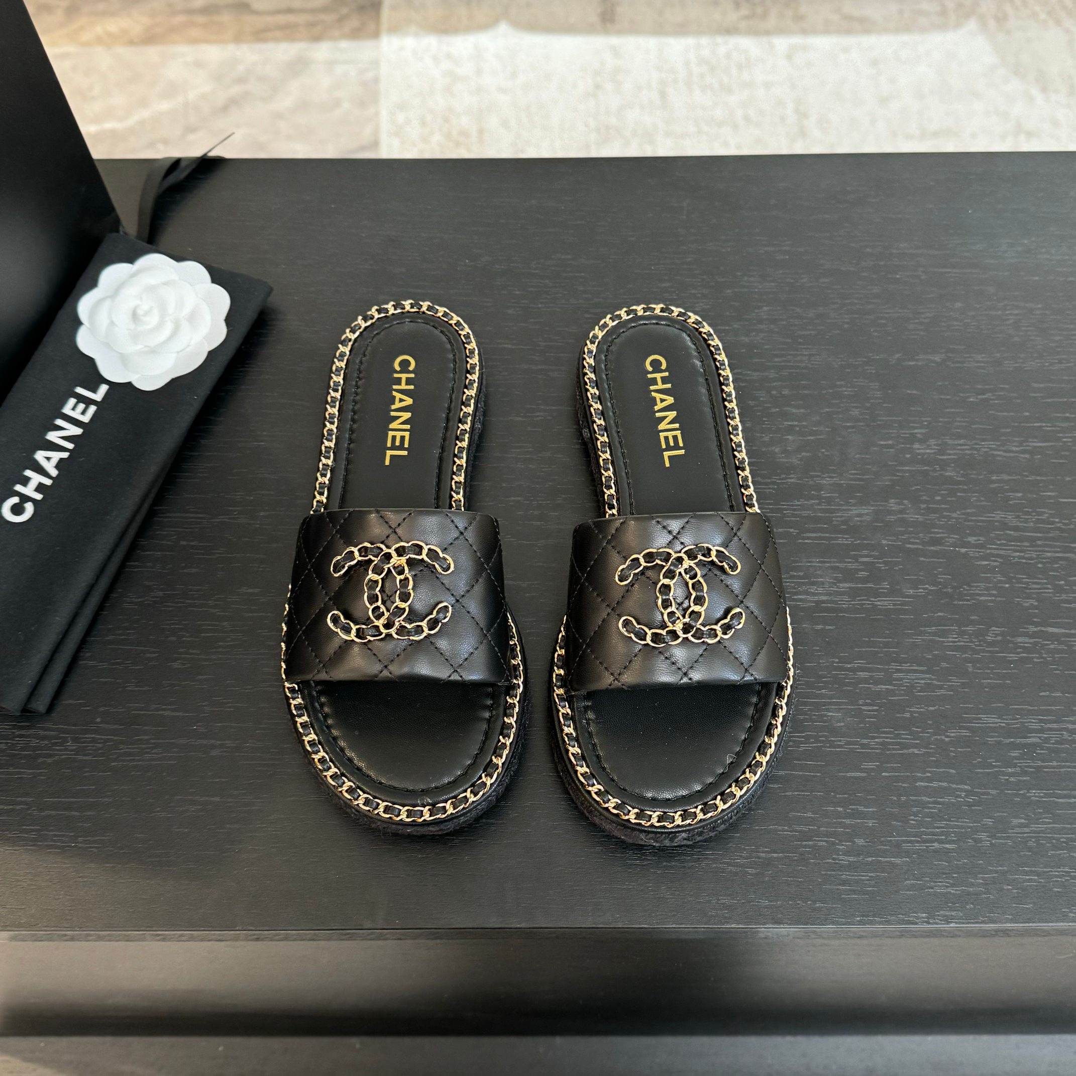 NO:168820,Chanel 25C spring and summer new full series chain slippers, full series first release, I have it in the counter!  High-quality upper cowhide/original fabric inner sheepskin original outsole Size:35-39 Other sizes, slippers, chanel, slippers, cowhide, sheepskin19860909Chanel 25C春夏新款全系列链条拖鞋 全系列首发 专柜有的我都有！ 高版本高品质 鞋面牛皮/原版面料 内里羊皮 原版大底 Size:35-39 其他码数定,拖鞋,chanel,slippers,cowhide,sheepskin,Women's Shoes