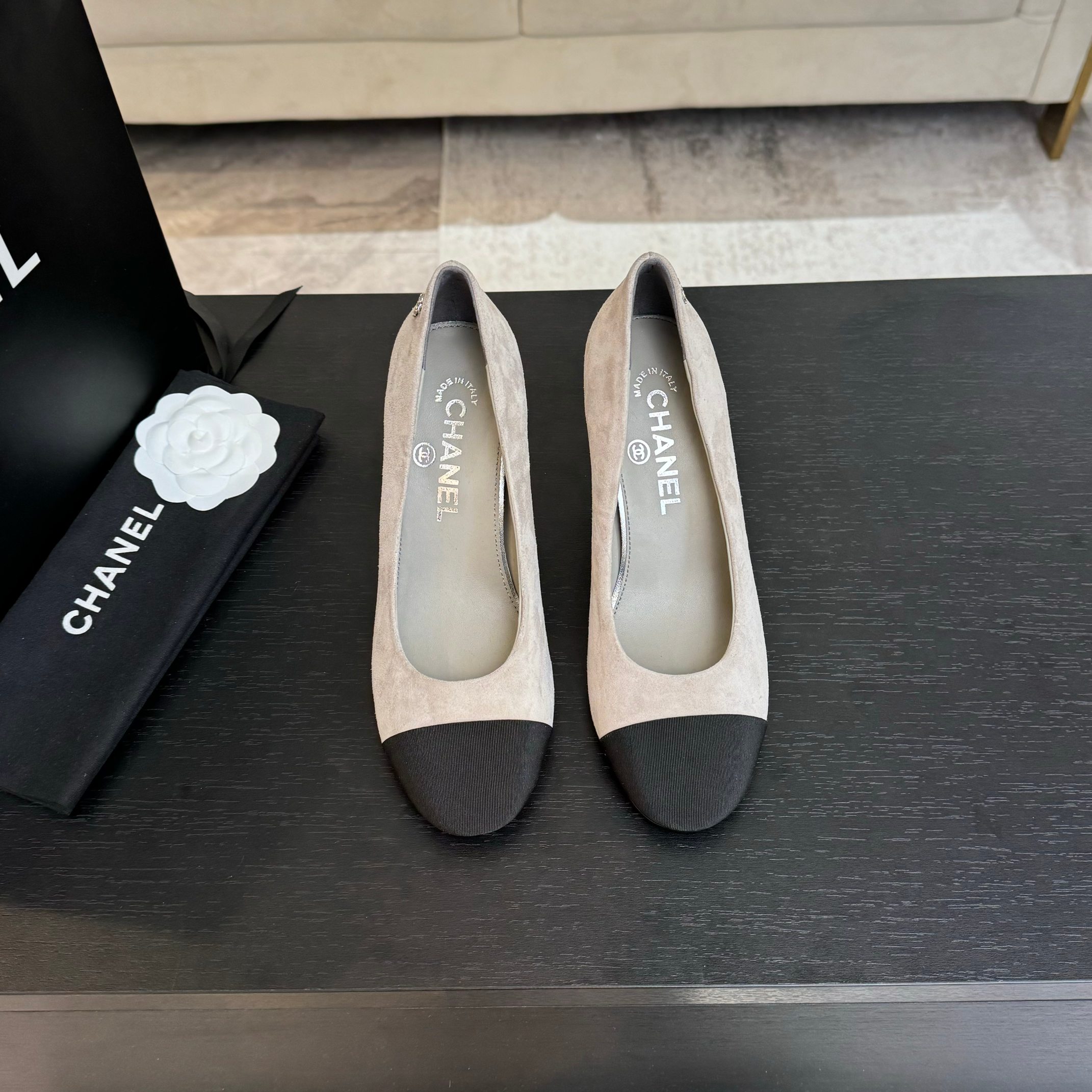 NO:404452,5/ It is popular in early spring, this season’s Xiangjia small hit!  I really love it at first sight, the classic element logo is perfectly matched!  Exquisite hardware decoration is really unique. The pearl heel is the biggest highlight of this shoe. It is eye-catching but not exaggerated. It is super cool everyday. It is super versatile no matter whether it is paired with pants, sweatshirts or skirts. It looks good no matter how you wear it. The more you look at it, the more you like it! 1 original Yangjing upper 2 mixed-bred sheepskin inside 3 high 8.5cm open mold pearl heel 4 large sole original leather outsole 5 sizes: 35-39 (40.41 customization) 6 packaging: boutique packaging, high heels, chanel, high heels, hoodie, sweatshirts, skirts, sheepskin, sheep, Leather soles198609095/ 早春火爆上新,这一季香家小爆款！真的一眼爱了,经典元素大logo完美搭配！精致的五金装饰 真的超级有个性,珍珠跟是这款鞋子最大的亮点,醒目而不浮夸的设计,超日常超酷,无论搭配裤子卫衣或裙子都超级百搭,怎么穿都好看,越看越喜欢! 1鞋面原版羊京 2内里混种羊皮 3根高8.5cm开模珍珠跟 4大底原版真皮大底 5码数:35-39（40.41定制） 6包装:精品包装,高跟鞋单鞋,chanel,high heels,hoodie,sweatshirts,skirts,sheepskin,sheep,Leather soles,Women's Shoes