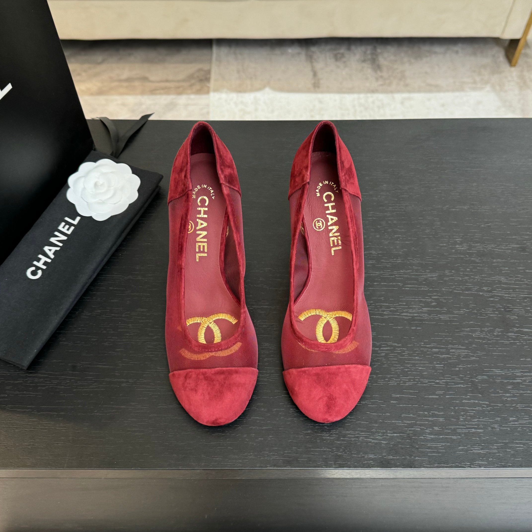 NO:404458,5/ It is popular in early spring, this season’s Xiangjia small hit!  I really love it at first sight, the classic element logo is perfectly matched!  Exquisite hardware decoration is really unique. The pearl heel is the biggest highlight of this shoe. It is eye-catching but not exaggerated. It is super cool everyday. It is super versatile no matter whether it is paired with pants, sweatshirts or skirts. It looks good no matter how you wear it. The more you look at it, the more you like it! 1 original imported upper net 2 inner mixed-bred sheepskin 3 high 8.5cm open mold pearl heel 4 large sole original leather outsole 5 sizes: 35-39 (customized by 40.41) 6 packaging: boutique packaging, high heels, chanel, high heels, hoodie, sweatshirts, skirts, sheepskin, Leather soles198609095/ 早春火爆上新,这一季香家小爆款！真的一眼爱了,经典元素大logo完美搭配！精致的五金装饰 真的超级有个性,珍珠跟是这款鞋子最大的亮点,醒目而不浮夸的设计,超日常超酷,无论搭配裤子卫衣或裙子都超级百搭,怎么穿都好看,越看越喜欢! 1鞋面原版进口网 2内里混种羊皮 3根高8.5cm开模珍珠跟 4大底原版真皮大底 5码数:35-39（40.41定制） 6包装:精品包装,高跟鞋单鞋,chanel,high heels,hoodie,sweatshirts,skirts,sheepskin,Leather soles,Women's Shoes