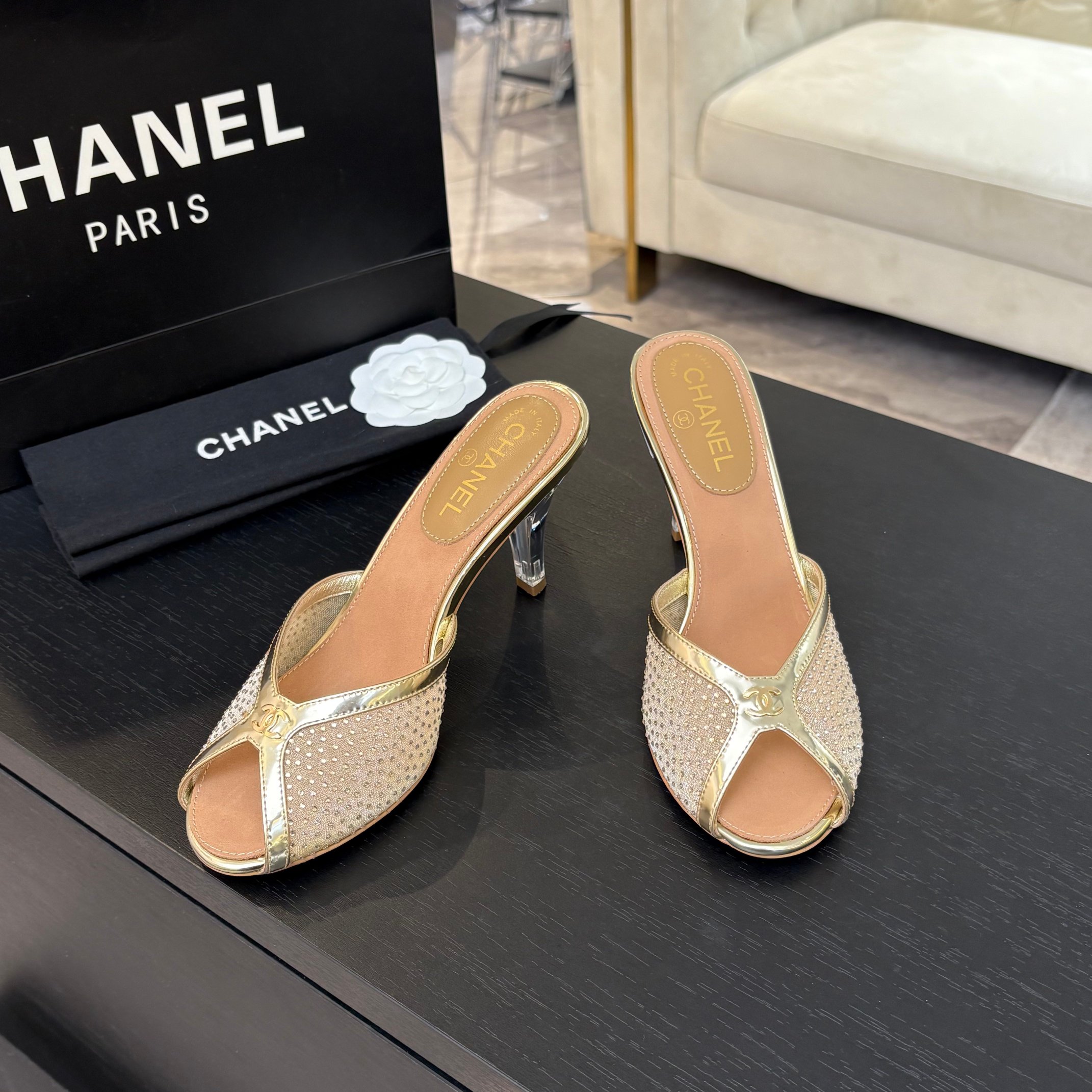 NO:171290,CHANE*｜Xiaoxiang 25P spring and summer new product, mesh lace series, double C high heel slippers. This season's mesh lace is breathtakingly beautiful!  Lace gives people a mysterious feeling. It is hazy and can't see clearly. Whether it is clothes or skirts, it is faintly sexy when worn on women. It is very dreamy and romantic, playful and cute, full of temperament, and it is fashionable and modern, revealing a hint of elegant charm!  This shoe satisfies all girls' fantasies about high heels. It has a girlish feel and can also be worn to look like a goddess!  The upper is made of custom imported lace/mesh, the inner tiptoe is all lambskin, imported Italian cowhide, heel height 7cm zesi35-39 (customized by 40/41), slippers, chanel, high heels, slippers, skirts, cowhide, sheepskin19860909CHANE*｜小香25P春夏新品 网纱蕾丝系列双C高跟拖鞋 这一季的网纱蕾丝美得让人窒息！ 蕾丝给人以一种很神秘的感觉 朦胧看不清,不管是衣服还是裙子 穿在女人身上,若隐若现的小性感 很梦幻很浪漫,俏皮可爱,气质十足 又不失时尚现代感,透出丝丝优雅魅力！ 这款鞋满足了女生对高跟鞋的所有幻想 既有少女感,也可以穿出女神范！ 鞋面采用定制进口蕾丝/网纱 内里踮脚均为小羊皮 意大利进口牛皮大底 跟高7cm zesi35-39（40/41定制）,拖鞋,chanel,high heels,slippers,skirts,cowhide,sheepskin,Women's Shoes