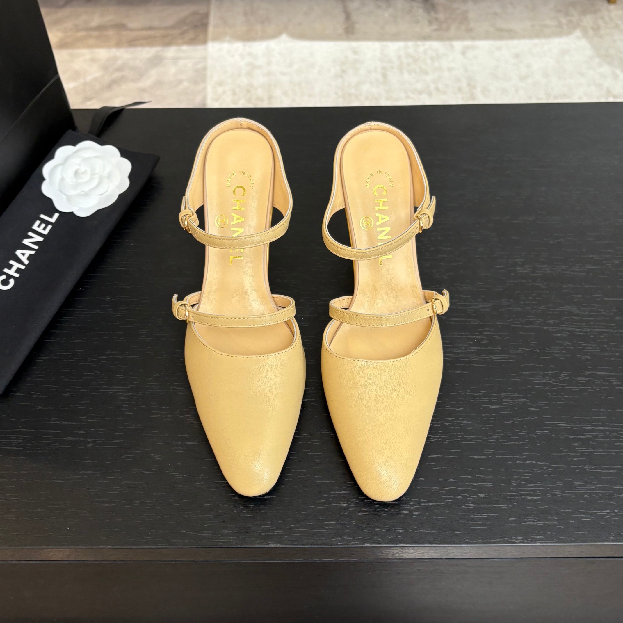 NO:482176,- Purchase quality 24Fw new Chane* Xiaoxiang catwalk waterproof platform high heels transparent sandals This style has a pleasant and relaxing feeling on the feet. It is not picky at all. It is easy to match with various styles and looks low-key and quiet!  It is very suitable for babies who want to show their legs with high legs. It is a blatant trick. You must arrange it this summer when you become a supermodel leg!  Imported upper original beef patent leather inner lining sheepskin sole Italian genuine leather sole size 35-39 (40,41 42 customized non-return and exchange), high heels sandals, chanel, sandals, high heels, sheepskin19860909-代购品质 24Fw新款Chane*小香走秀款防水台高跟鞋透明跟凉鞋 这款上脚有种怡然自得的松弛感 完全不挑场合 轻松搭配各种风格造型 低调不声张！ 超适合想要显高腿细的宝宝,是明目张胆的小心机 秒变超模腿这个夏天一定要安排上！ 鞋面进口原版牛漆皮 内里羊皮内里 鞋底意大利真皮鞋底 码数35-39（40,41 42定制不退换）,高跟鞋凉鞋,chanel,sandals,high heels,sheepskin,Women's Shoes