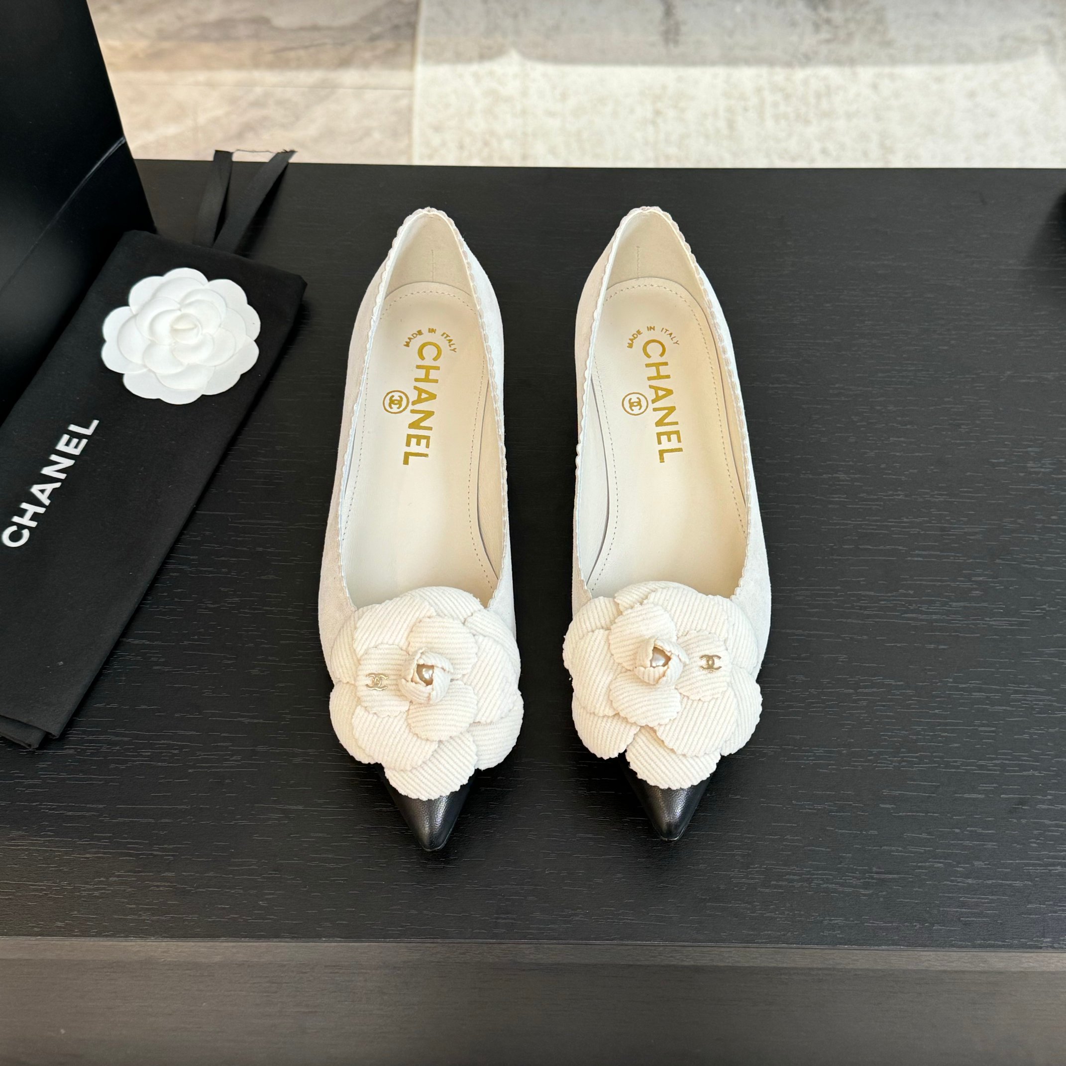 NO:171457,Chanel 24B new camellia series single shoes. It is hard not to love the beautiful camellia series. Suede upper, inner sheepskin, genuine leather outsole. Original molded camellia. Heel high flat sole/8cm Size:35-39. Other sizes customized, single shoes, chanel, sheepskin, chamois leather, Leather soles19860909Chanel 24B新款山茶花系列单鞋 绝美山茶花系列很难不爱 鞋面麂皮 内里羊皮 真皮大底 原版开模山茶花 跟高平底/8cm Size:35-39 其他码数定做,单鞋,chanel,sheepskin,chamois leather,Leather soles,Women's Shoes