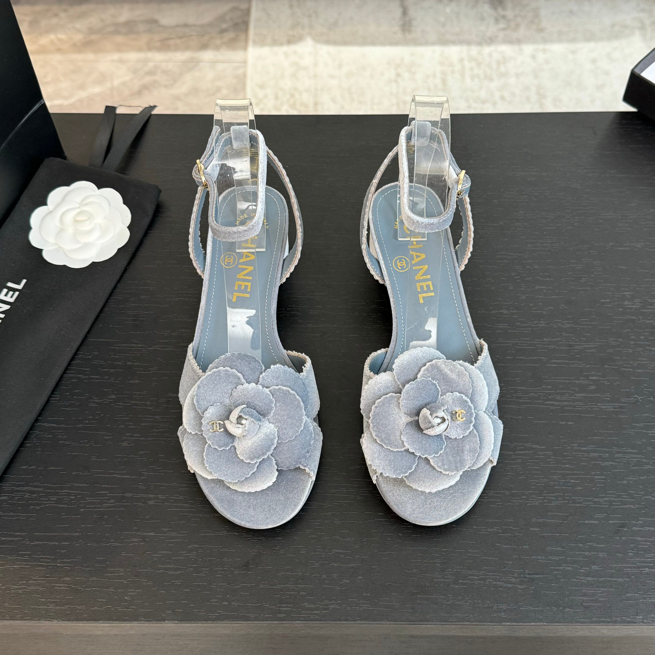 NO:171452,Chanel 24B new camellia series sandals. It is hard not to love the beautiful camellia series. Suede upper, inner sheepskin, genuine leather outsole. Original molded camellia. Heel high flat sole/4.5cm Size: 35-39. Other sizes customized, sandals, chanel, sandals, sheepskin, chamois leather, Leather soles19860909Chanel 24B新款山茶花系列凉鞋 绝美山茶花系列很难不爱 鞋面麂皮 内里羊皮 真皮大底 原版开模山茶花 跟高平底/4.5cm Size:35-39 其他码数定做,凉鞋,chanel,sandals,sheepskin,chamois leather,Leather soles,Women's Shoes