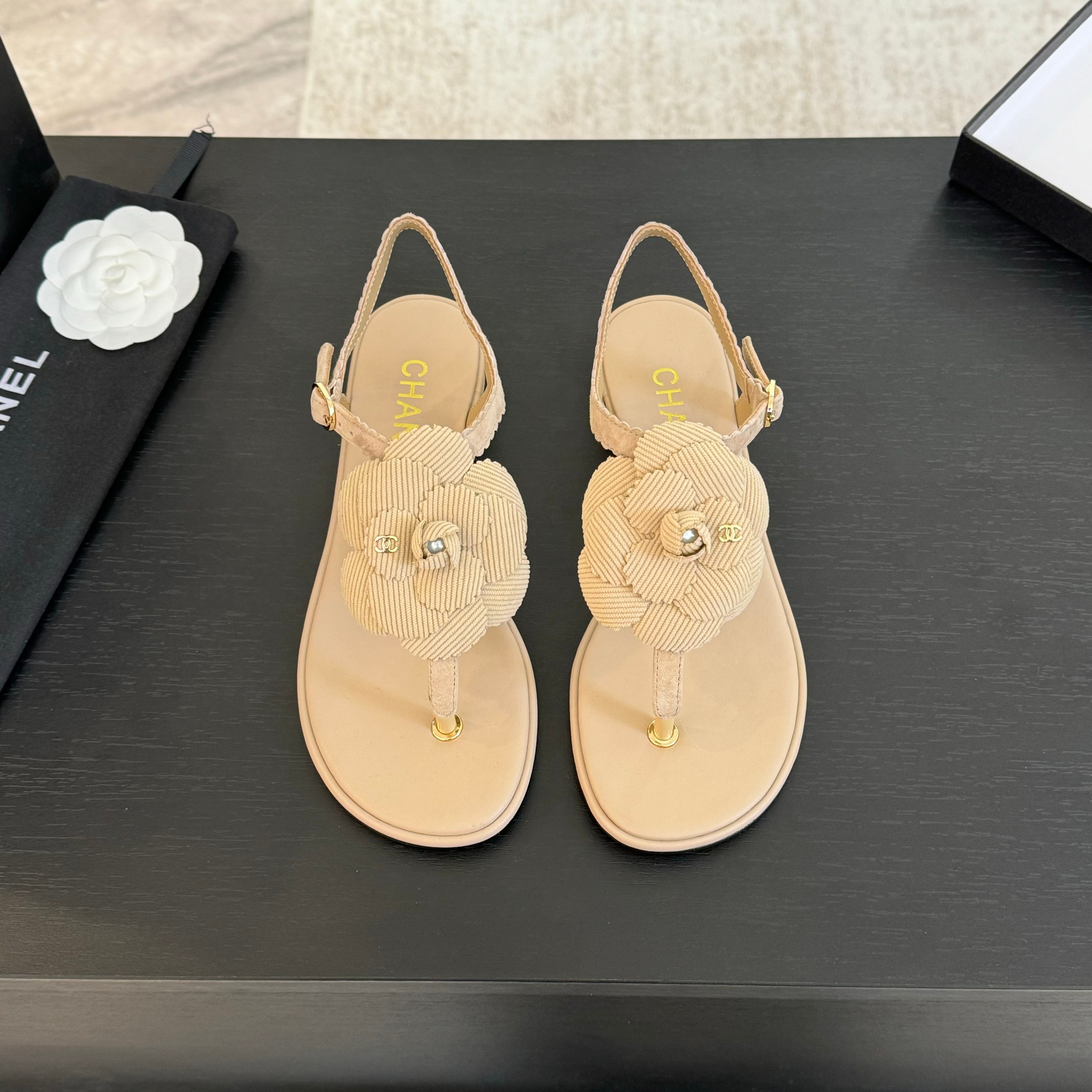 NO:173857,Chanel 25B new camellia series sandals. It is hard not to love the beautiful camellia series. Suede upper, inner sheepskin, genuine leather outsole. Original molded camellia. Heel flat sole/2.5cm Size: 35-39. Other sizes customized, sandals, chanel, sandals, sheepskin, chamois leather, Leather soles19860909Chanel 25B新款山茶花系列凉鞋 绝美山茶花系列很难不爱 鞋面麂皮 内里羊皮 真皮大底 原版开模山茶花 跟高平底/2.5cm Size:35-39 其他码数定做,凉鞋,chanel,sandals,sheepskin,chamois leather,Leather soles,Women's Shoes
