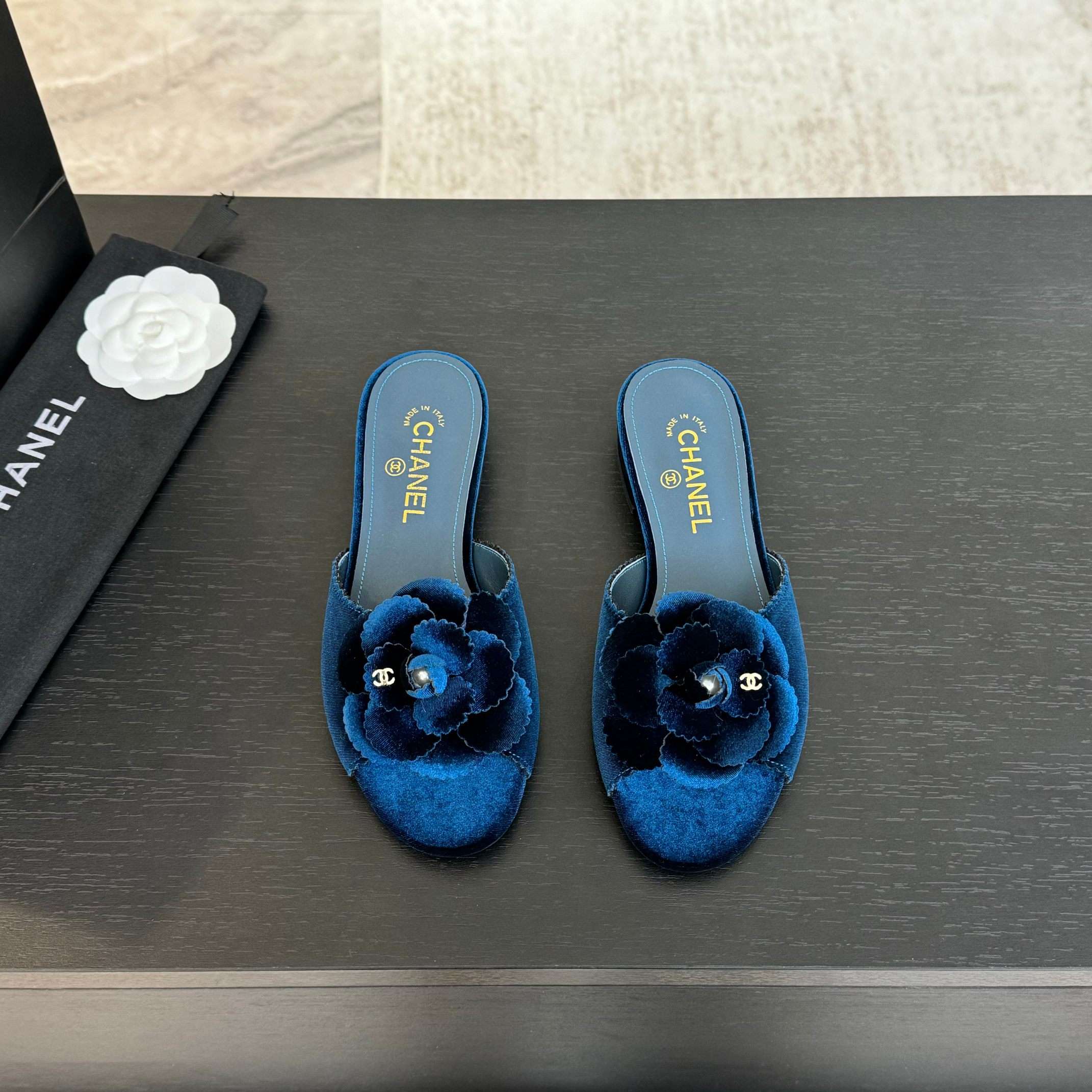NO:173851,Chanel 25B new camellia series slippers. It is hard not to love the beautiful camellia series. Suede upper, inner sheepskin, genuine leather outsole. Original molded camellia. Heel high flat sole/2.5cm Size: 35-39. Other sizes customized, slippers, chanel, slippers, sheepskin, chamois leather, Leather soles19860909Chanel 25B新款山茶花系列拖鞋 绝美山茶花系列很难不爱 鞋面麂皮 内里羊皮 真皮大底 原版开模山茶花 跟高平底/2.5cm Size:35-39 其他码数定做,拖鞋,chanel,slippers,sheepskin,chamois leather,Leather soles,Women's Shoes