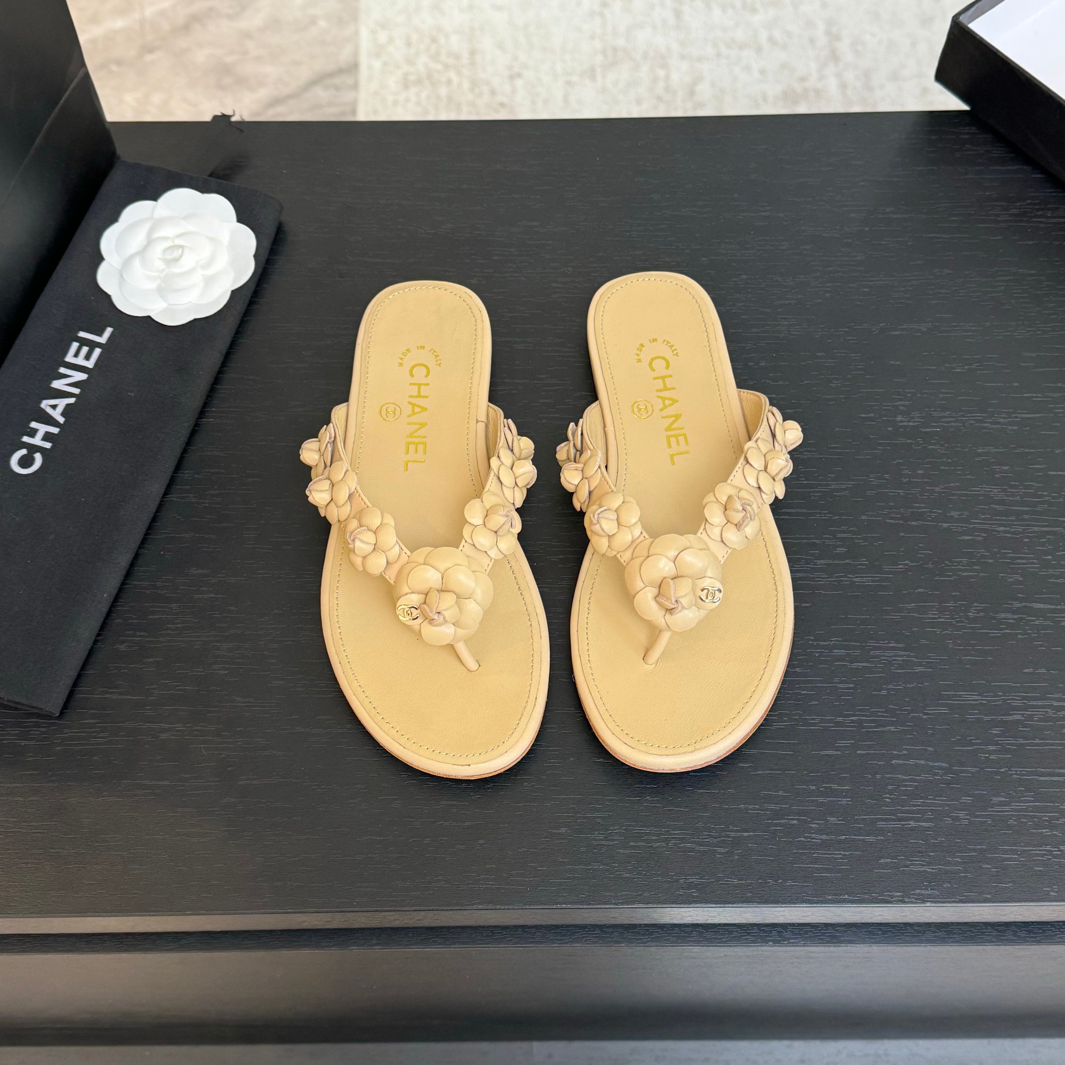 NO:221575,25Ss spring and summer new Chane* small fragrant flower world flip flops sandals. Camellia camellia sandals, playful and yet rich in style~ full of exquisiteness, walking white and rich beauty!  100% sweetness, beautiful and unremoving eyes, comfortable and tiring your feet, and long leg lines!  Have good looks and wear your own style and attitude!  Upper silk satin/lambskin inner sheepskin inner heel high flat sole 2cm sole Italian leather sole size 35-39 (40,41 custom made without return or exchange), split-toed shoes, chanel, slippers, sheepskin, real silk, silk fabric1986090925Ss春夏新款Chane*小香花花的世界人字拖凉拖鞋 嗲嗲的山茶花凉拖鞋,俏皮又不失千金风～满满的精致感 妥妥的行走白富美！甜度百分百 美的移不开眼,上脚舒适不累脚 妥妥拉长腿部线条！拥有美好 穿出自己的风格和态度！ 鞋面真丝绸缎/小羊皮 内里羊皮内里 跟高平底2cm 鞋底意大利真皮鞋底 码数35-39（40,41定制不退换）,分趾鞋,chanel,slippers,sheepskin,real silk,silk fabric,Women's Shoes