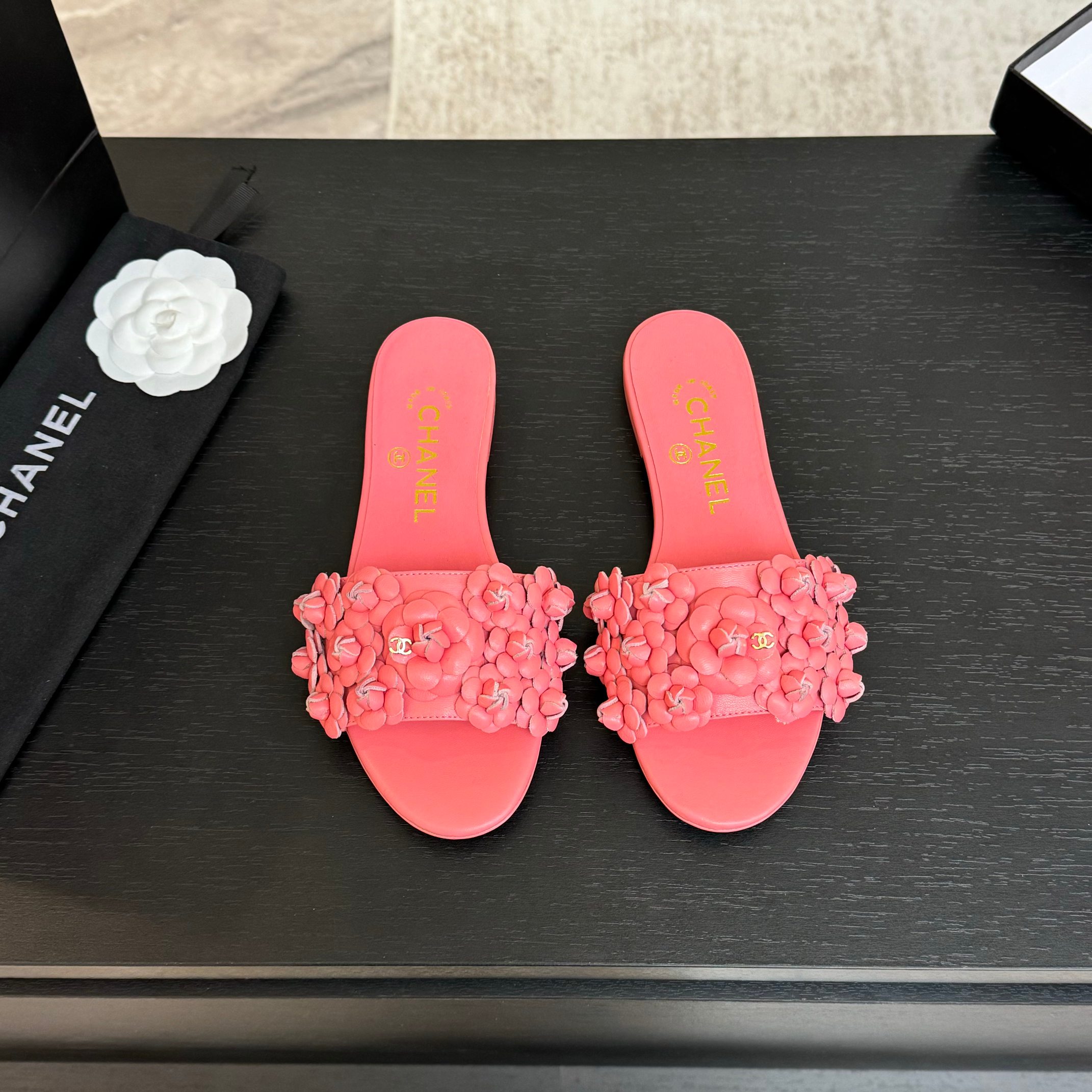 NO:221588,25Ss spring and summer new Chane* small fragrant flower world slippers. Camellia camellia slippers, playful and yet rich in style~ full of exquisiteness, walking white and rich beauty!  100% sweetness, beautiful and unremoving eyes, comfortable and tiring your feet, and long leg lines!  Have good looks and wear your own style and attitude!  Upper silk satin/lambskin inner sheepskin inner heel high flat sole 2cm sole Italian leather sole size 35-39 (40,41 custom made without return or exchange), slippers, chanel, slippers, sheepskin, real silk, silk fabric1986090925Ss春夏新款Chane*小香花花的世界拖鞋 嗲嗲的山茶花拖鞋,俏皮又不失千金风～满满的精致感 妥妥的行走白富美！甜度百分百 美的移不开眼,上脚舒适不累脚 妥妥拉长腿部线条！拥有美好 穿出自己的风格和态度！ 鞋面真丝绸缎/小羊皮 内里羊皮内里 跟高平底2cm 鞋底意大利真皮鞋底 码数35-39（40,41定制不退换）,拖鞋,chanel,slippers,sheepskin,real silk,silk fabric,Women's Shoes