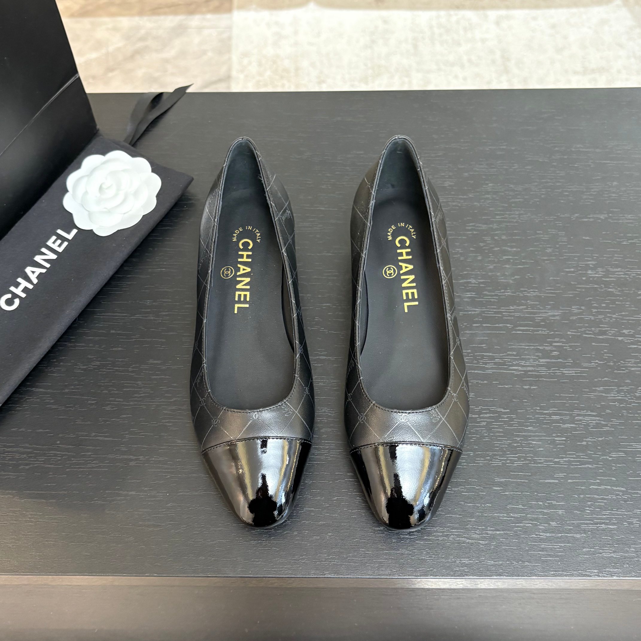 NO:248702,* 25P Early Autumn Counter [authentic level] version!  !  The counter is snatched up, and the photos are popular on major social platforms. This episode's catwalk style is definitely too handsome, and it is definitely the hottest style of this season. The counter fairies are really too aware of the goods. They will not get stuck or scratch their feet. The texture is very soft and comfortable. Classic black and white combination, super versatile. 1 Fabric: imported beef patent leather 2 Inner: Environmentally friendly mixed-bred sheepskin 3 Sole: genuine leather sole 4 Heel height: 2.5cm 5 size 35-39 (40.41 custom made without return) 6 Packaging: boutique packaging., single shoes, sheepskin, Leather soles19860909* 25P早秋 专柜【正品级】版本！！ 专柜简直疯抢了,各大社交平台热门晒图,这期的走秀款绝对太帅了,绝对是这一季最热门的款式,专柜仙女们真的太识货了,不卡脚也不会磨脚,质感上脚是非常柔软舒服的.经典的黑白配,超级百搭. 1面料:进口牛漆皮 2内里:环保混种羊皮 3大底:真皮大底 4跟高:2.5cm 5码数35-39（40.41定做不退换） 6包装:精品包装.,单鞋,sheepskin,Leather soles,Women's Shoes