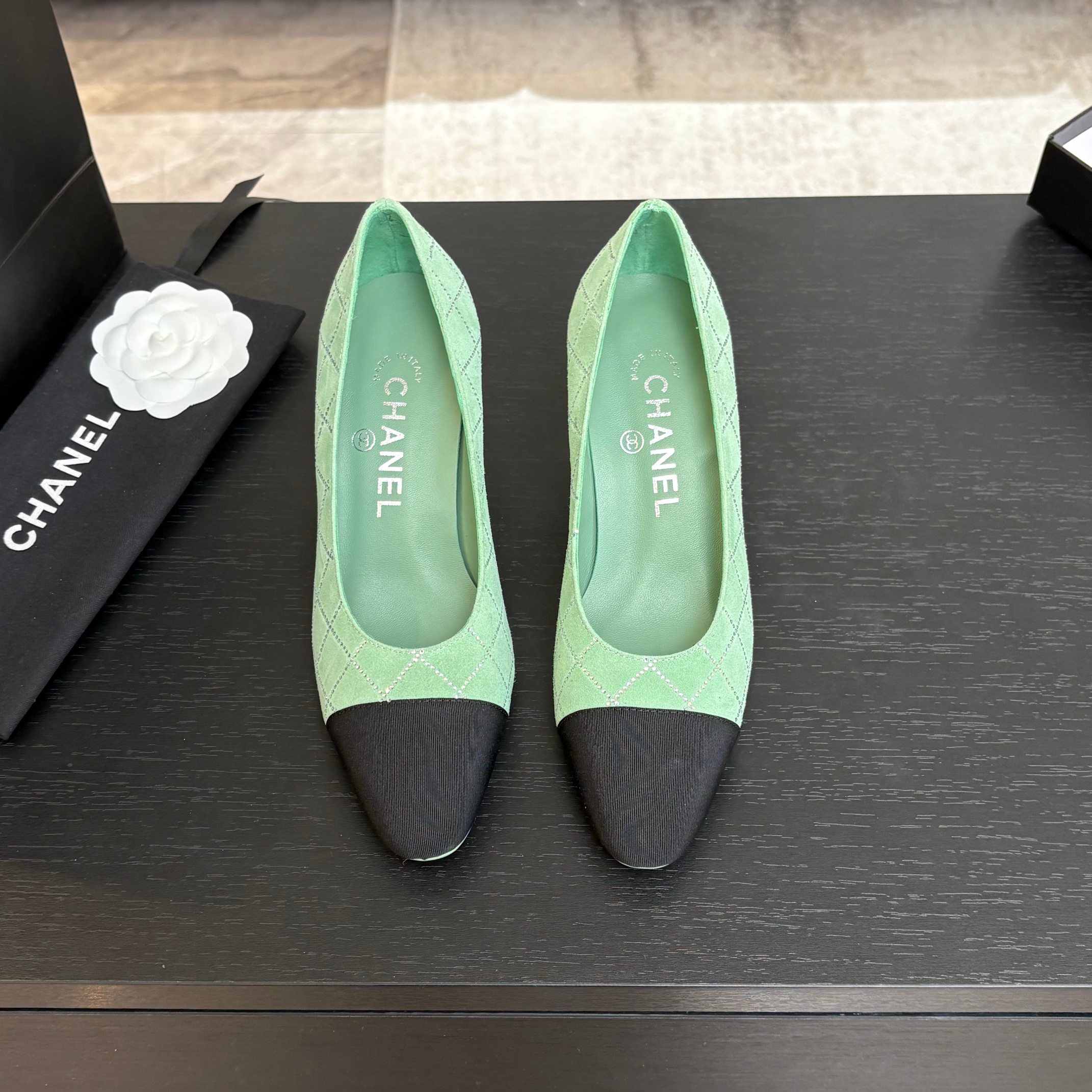 NO:248692,* 25P Early Autumn Counter [authentic level] version!  !  The counter is snatched up, and the photos are popular on major social platforms. This episode's catwalk style is definitely too handsome, and it is definitely the hottest style of this season. The counter fairies are really too aware of the goods. They will not get stuck or scratch their feet. The texture is very soft and comfortable. Classic black and white combination, super versatile. 1 Fabric: imported beef patent leather 2 Inner: Environmentally friendly mixed-bred sheepskin 3 Sole: genuine leather outsole 4 heels height: 2.5cm 5 size 35-39 (40.41 custom made without return) 6 Packaging: boutique packaging., high heels, sheepskin, Leather soles19860909* 25P早秋 专柜【正品级】版本！！ 专柜简直疯抢了,各大社交平台热门晒图,这期的走秀款绝对太帅了,绝对是这一季最热门的款式,专柜仙女们真的太识货了,不卡脚也不会磨脚,质感上脚是非常柔软舒服的.经典的黑白配,超级百搭. 1面料:进口牛漆皮 2内里:环保混种羊皮 3大底:真皮大底 4跟高:2.5cm 5码数35-39（40.41定做不退换） 6包装:精品包装.,高跟鞋单鞋,high heels,sheepskin,Leather soles,Women's Shoes