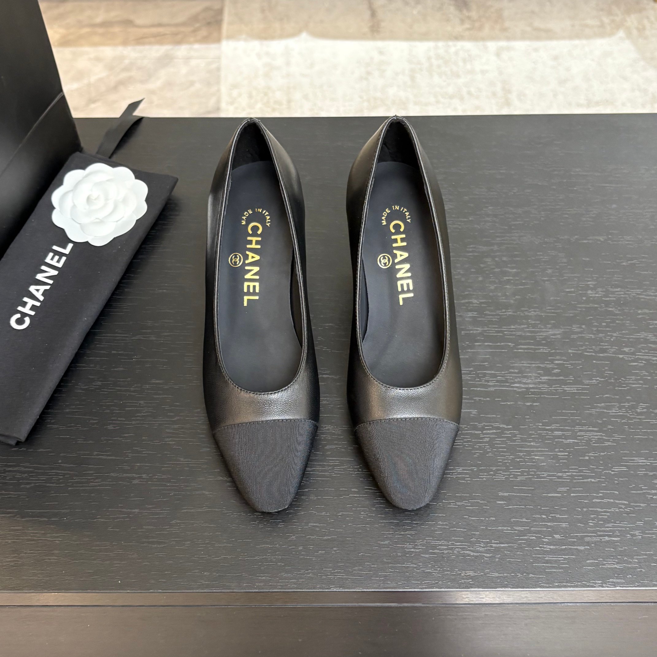 NO:248696,* 25P Early Autumn Counter [authentic level] version!  !  The counter is snatched up, and the photos are popular on major social platforms. This episode's catwalk style is definitely too handsome, and it is definitely the hottest style of this season. The counter fairies are really too aware of the goods. They will not get stuck or scratch their feet. The texture is very soft and comfortable. Classic black and white combination, super versatile. 1 Fabric: imported beef patent leather 2 Inner: Environmentally friendly mixed-bred sheepskin 3 Sole: genuine leather outsole 4 heels height: 6.5cm 5 sizes 35-39 (40.41 custom made without return) 6 Packaging: boutique packaging., high heels, sheepskin, Leather soles19860909* 25P早秋 专柜【正品级】版本！！ 专柜简直疯抢了,各大社交平台热门晒图,这期的走秀款绝对太帅了,绝对是这一季最热门的款式,专柜仙女们真的太识货了,不卡脚也不会磨脚,质感上脚是非常柔软舒服的.经典的黑白配,超级百搭. 1面料:进口牛漆皮 2内里:环保混种羊皮 3大底:真皮大底 4跟高:6.5cm 5码数35-39（40.41定做不退换） 6包装:精品包装.,高跟鞋单鞋,high heels,sheepskin,Leather soles,Women's Shoes