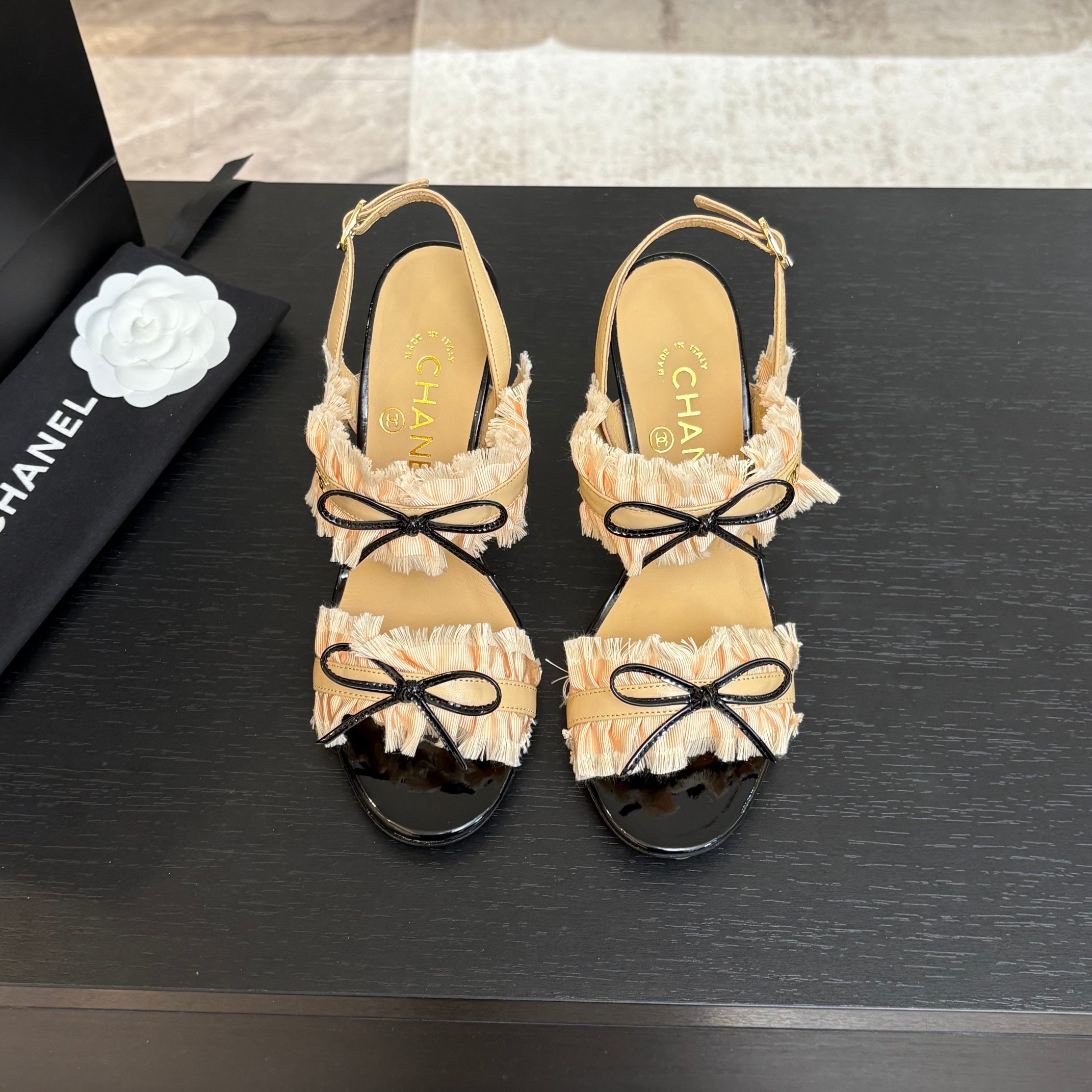 NO:248638,25Ss spring and summer new Chane* small fragrant lace world-slim sandals. Camellia sandals are playful and yet rich in style. Full of exquisiteness. They are truly white and rich in walking!  100% sweetness, beautiful and unremoving eyes, comfortable and tiring your feet, and long leg lines!  Have good looks and wear your own style and attitude!  Upper silk satin/lambskin inner sheepskin inner heel high flat sole 8cm sole Italian leather sole size 35-39 (40,41 custom made without return), sandals, chanel, sandals, slippers, sheepskin, real silk, silk fabric1986090925Ss春夏新款Chane*小香蕾丝的世界细跟凉拖鞋 嗲嗲的山茶花凉拖鞋,俏皮又不失千金风～满满的精致感 妥妥的行走白富美！甜度百分百 美的移不开眼,上脚舒适不累脚 妥妥拉长腿部线条！拥有美好 穿出自己的风格和态度！ 鞋面真丝绸缎/小羊皮 内里羊皮内里 跟高平底8cm 鞋底意大利真皮鞋底 码数35-39（40,41定制不退换）,凉鞋,chanel,sandals,slippers,sheepskin,real silk,silk fabric,Women's Shoes