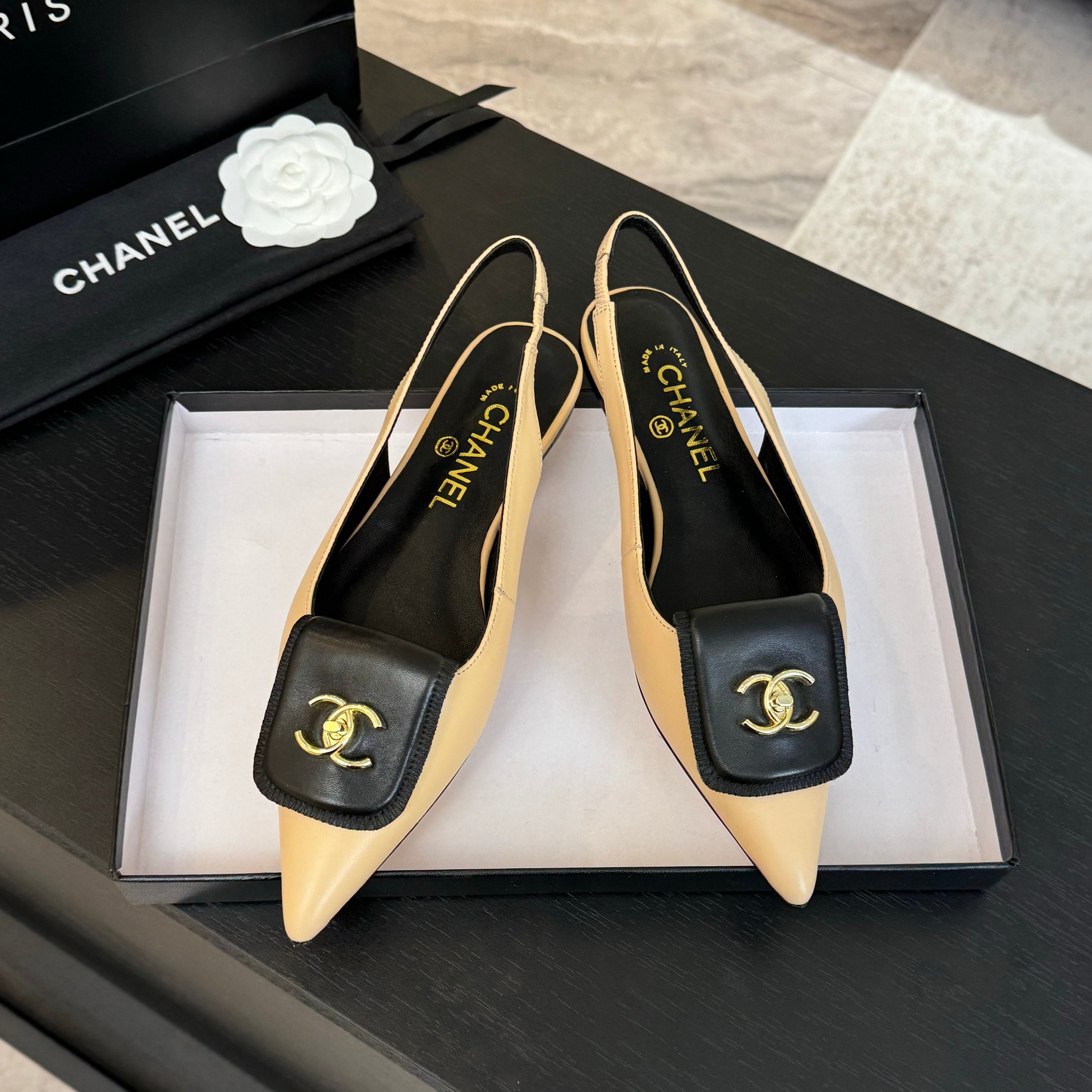 NO:725378,* 25k pointed series counter [authentic grade] version!  !  A hot item in the counter, it is irresistible on the feet and is both classy and elegant. Ladies who like pointy shoes, just close your eyes and look gentle and delicate with any outfit in your daily life. This series is now on sale!  Purchased at counter for 8900!  !  !  Original lambskin, all counters on the network can identify the quality, accept comparison at counters, each model has genuine comparison inspection, all counters on the network support inspection and comparison, support return and exchange. Return and exchange without reason are supported. Official catalog code number 35-40, all equipped with authentic Italian packaging, sandals, sandals, sheepskin19860909* 25k尖头系列 专柜【正品级】版本！！ 专柜火爆款,上脚无法抗拒的高级于优雅,喜欢尖头鞋的小姐们,闭眼入,日常搭配任何服饰都温柔娇气,本系列现已登陆发售！ 专柜以8900购入！！！原厂小羊皮,全网专柜可鉴定品质,接受专柜对比,每款均有正品对比验货,全网专柜支持验货对比,支持包退包换.支持无理由退换货. 官方目录 码数35-40 均配意大利正品包装,凉鞋,sandals,sheepskin,Women's Shoes