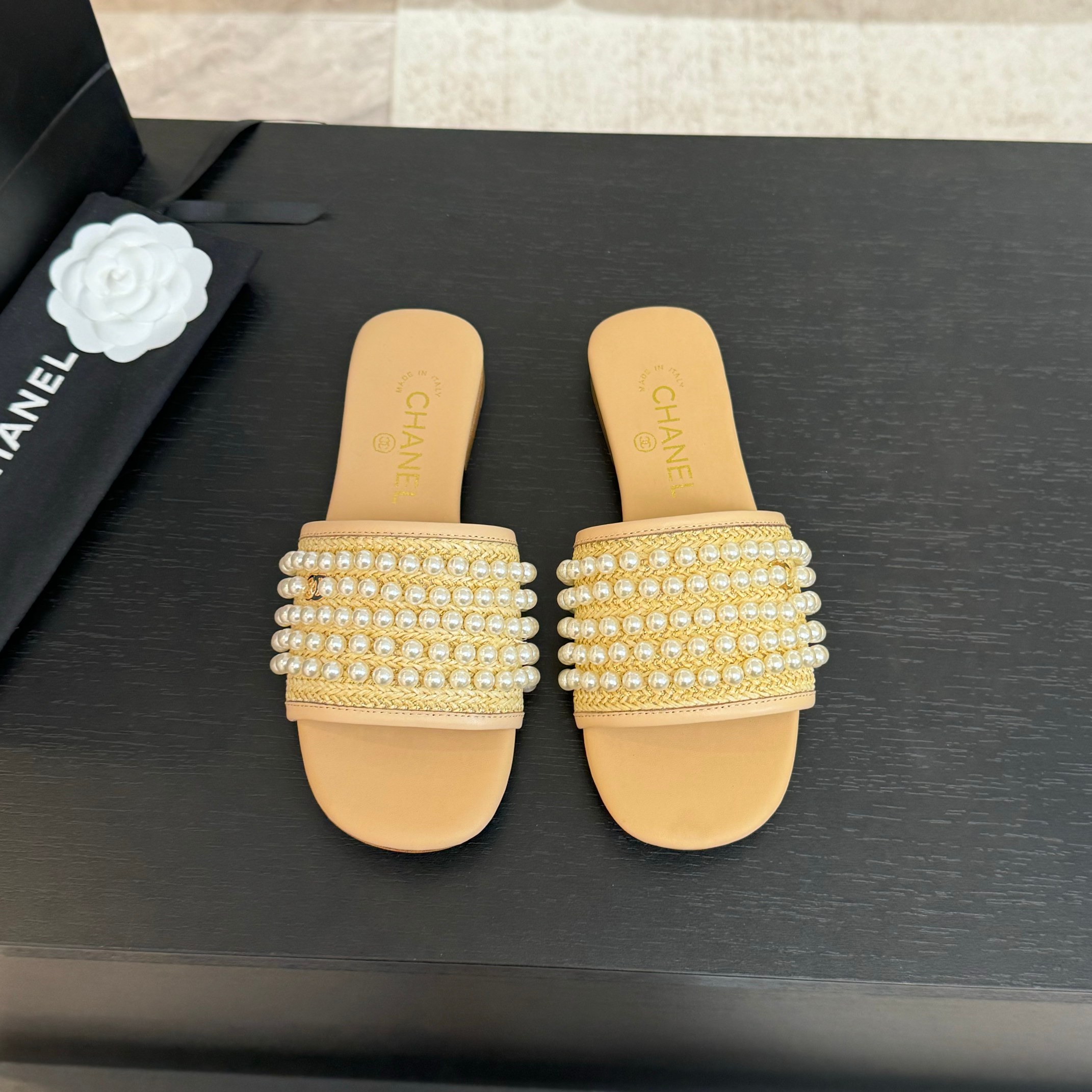 NO:238934,2025 Xiaoxiang must-have items for this season in autumn and winter!  !  Chanel's autumn and winter heavy industry hot product, Xiaohongshu is highly recommended, it looks good no matter how you match it, and it is a must-have for fashionable things. Chanel's women love simple but irresistible combinations show unique styles of dressing, free mixing and matching, and keep up with the fashionable pace of Grandma Shixiang!  !  !  Exquisite details enlarge the original mold opening hardware buckle. Top version purchasing level is created ★The upper is made of original custom cowhide (silk) sheepskin inner lining, sheepskin footbed, genuine leather sole, size 35-39 (40, 41 custom made, slippers, chanel, slippers, cowhide, sheepskin, silk fabric198609092025小香 本季秋冬季必备单品！！ 香奈儿秋冬重工爆款 小红书力推款,怎么搭配都好看,时髦精必备,香奈儿女士钟爱简约又难以抗拒系搭配展现与众不同的穿搭风格、自由混搭闪耀到位跟紧香奶奶时尚步伐！！！精致细节放大看原版开模五金扣 顶级版本代购级别打造★鞋面采用原版定制牛皮（绸缎）羊皮内里,羊皮垫脚,真皮底,码数35-39（40、41定做,拖鞋,chanel,slippers,cowhide,sheepskin,silk fabric,Women's Shoes