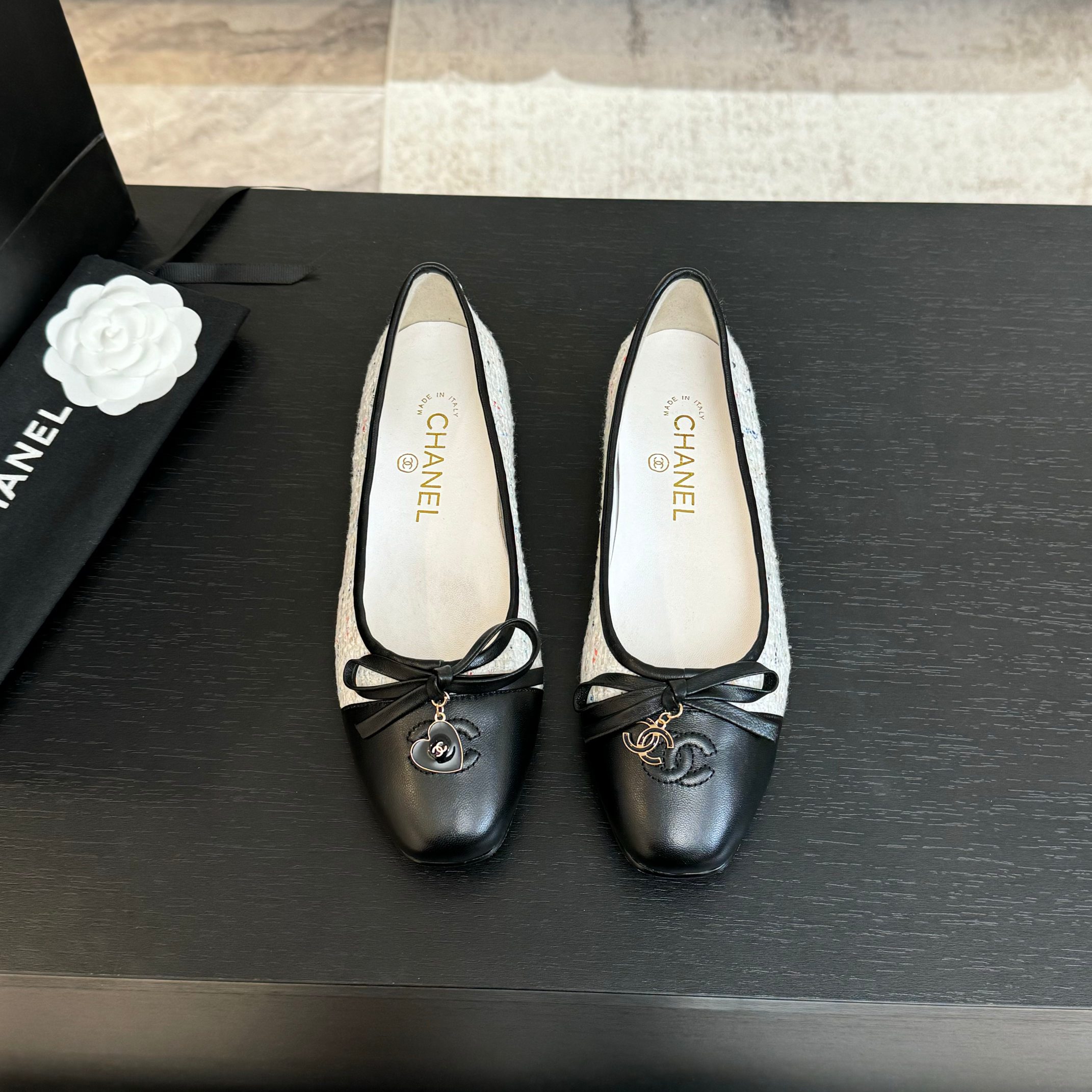 NO:238964,2025 Xiaoxiang must-have items for this season!  !  Chanel Heavy Industry's popular version, Xiaohongshu is highly recommended, it looks good no matter how you match it. It is a must-have for fashionable things. Chanel's women love simple but irresistible combinations show unique styles of dressing, free mixing and matching, and keep up with the fashionable pace of Grandma Shixiang!  !  !  Exquisite details enlarge the original mold opening hardware buckle. Top version purchasing level is created ★The upper is made of original customized fabric (silk) sheepskin inner lining, sheepskin footbed, genuine leather sole, size 35-39 (40, 41 customized, single shoes, chanel, sheepskin, silk fabric198609092025小香 本季季必备单品！！ 香奈儿重工爆款 小红书力推款,怎么搭配都好看,时髦精必备,香奈儿女士钟爱简约又难以抗拒系搭配展现与众不同的穿搭风格、自由混搭闪耀到位跟紧香奶奶时尚步伐！！！精致细节放大看原版开模五金扣 顶级版本代购级别打造★鞋面采用原版定制布料（绸缎）羊皮内里,羊皮垫脚,真皮底,码数35-39（40、41定做,单鞋,chanel,sheepskin,silk fabric,Women's Shoes