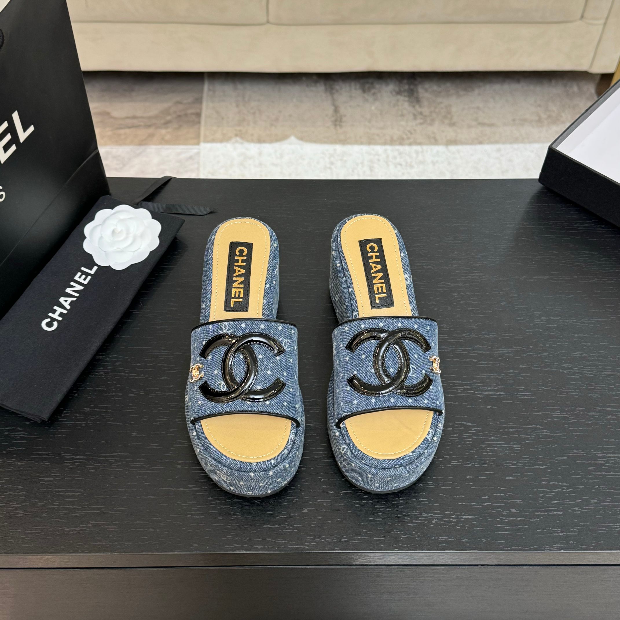 NO:238904,Xiaoxiang 25p spring and summer new product, thick sole full diamond-screwed lazy people. A must-have slipper for lazy people that will be addictive when worn. The huge soft and comfortable ones will help you get rid of all the constraints. The cute bread shoe shape is very friendly to babies with wide feet. The outsole has a certain thickness. Wearing it on a huge sole makes it look thin and long legs. Velcro can be adjusted at will. A must-have for fashionable essence!  The upper is made of original custom silk. The footbed is very comfortable to wear. The original open mold is foam-resistant and wear-resistant. It is also very lightweight. Size35-39 (40/41/customized and non-returnable), slippers, slippers19860909小香25p春夏新品 厚底满钻拖懒人一字拖鞋 懒人必备穿了会上瘾的拖鞋 巨软巨舒服 让你摆脱一切的束缚感 呆萌的面包鞋型对脚宽的宝宝很友好 大底有一定的厚度 穿上巨显腿细腿长 魔术贴可随意调节大小 时髦精必备！ 鞋面采用原版定制丝绸面 垫脚脚床很贴合脚底 穿着非常舒服 原版开模耐发泡大底 防滑又耐磨 还很轻便 Size35-39（40/41/定制不退换）,拖鞋,slippers,Women's Shoes