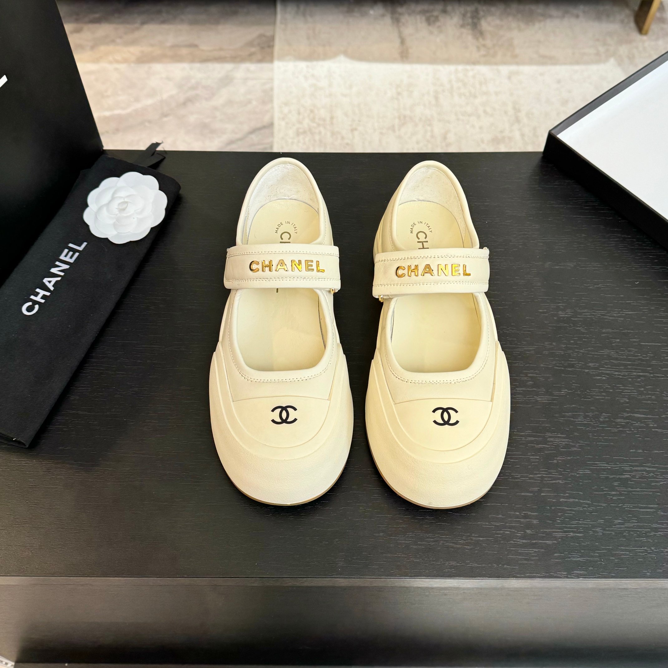 NO:238942,24FW autumn and winter new Chanel small fragrance semi-drag, comfortable and lazy, yet life-oriented, versatile shoe style, easy to meet daily travel needs!  The random matching is unique and advanced, and experience various styles!  Imported calfskin upper, inner lining, sheepskin inner lining, combined rubber sole, size 35-39 (40.41 custom made without return), semi-torque, chanel, cowhide, sheepskin1986090924FW秋冬新款Chanel小香半拖 舒适慵懒却不失生活态度 百搭鞋型 日常出行需求轻松满足！随意搭配都很独特高级,体验各种不同的风格！ 鞋面进口小牛皮 内里羊皮内里 鞋底组合橡胶底 码数35-39（40.41定制不退换）,半拖,chanel,cowhide,sheepskin,Women's Shoes