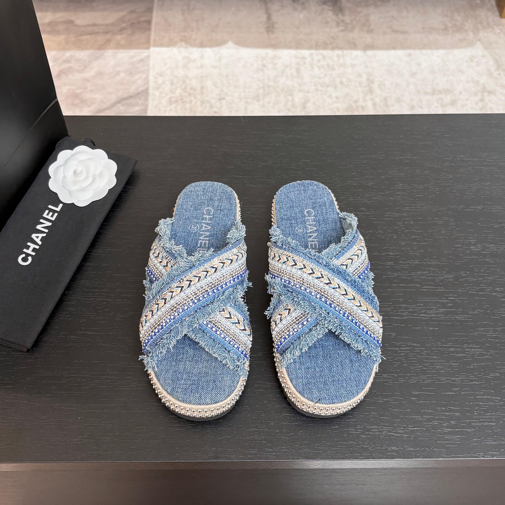 NO:439168,2025★★★★ Chanel has many celebrity celebrities, a versatile series that domestic and foreign bloggers have been popular. A must-have for spring and summer wardrobe matching. Sandals are the first choice. Upper imported super soft silk) Inner: Imported crystal sheepskin inner lining, original mold-open custom rubber sole Shoe size: 35-39 (40, 41, customized without return) Delivery luxury latest counter synchronous packaging, slippers, chanel, sandals, slippers, sheepskin, silk fabric198609092025★★★★★ Chanel众多明星网红上脚,国内外博主刷爆的一个百搭系列,春夏衣橱搭配必备 凉鞋首选. 鞋面进口超柔绸缎）  内里: 进口水晶羊皮内里 大底原版开模定制橡胶底 鞋码: 35-39（40、41、定做不退换） 配送豪华最新专柜同步包装,拖鞋,chanel,sandals,slippers,sheepskin,silk fabric,Women's Shoes