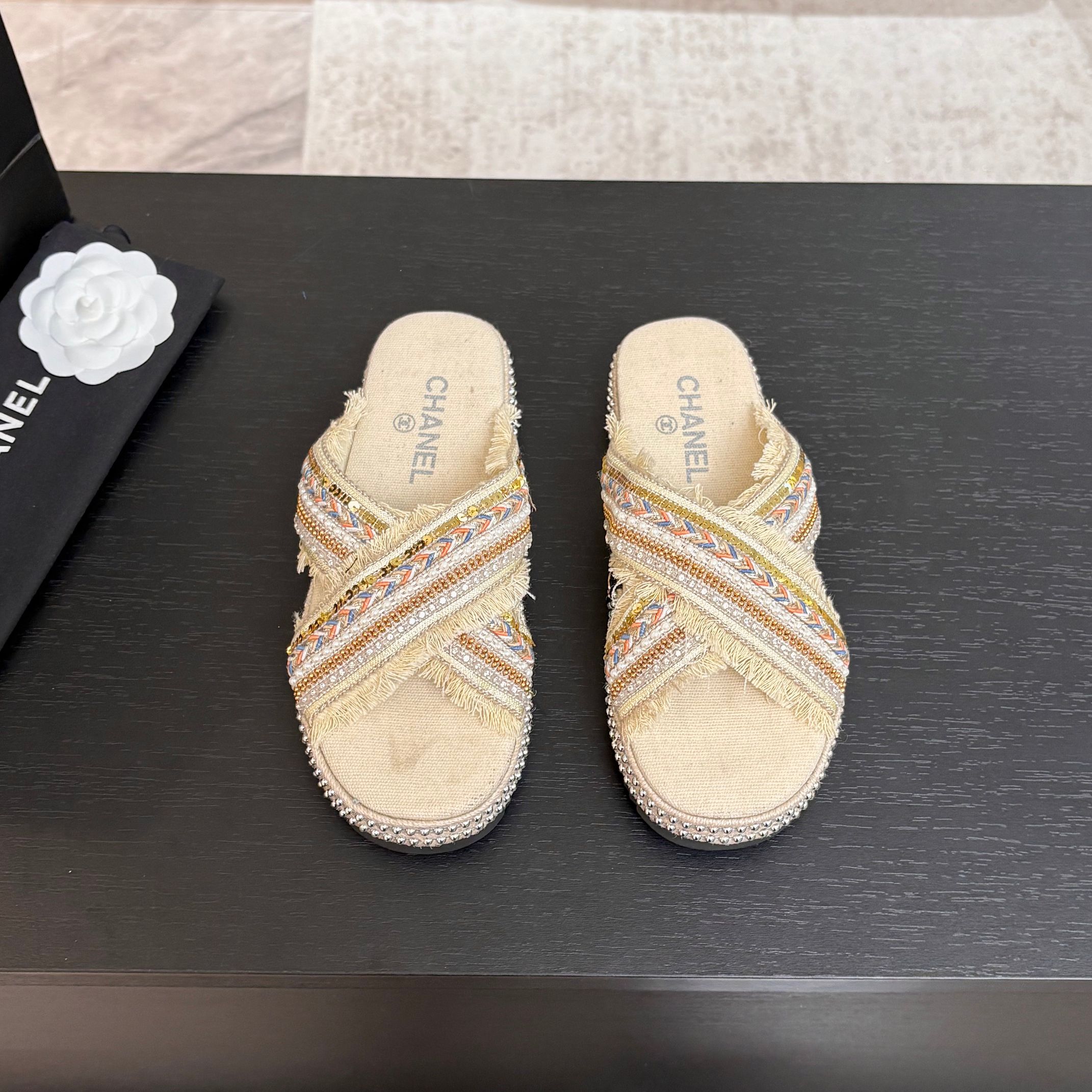 NO:234256,2025★★★★★★ Many celebrities are here to watch, a versatile series that domestic and foreign bloggers are popular. A must-have for spring and summer wardrobe matching. Sandals are the first choice. Upper imported super soft silk) Inner: Imported crystal sheepskin inner lining, original mold-open custom rubber sole Shoe size: 35-39 (40, 41, customized without return) Delivery luxury latest counter synchronous packaging, slippers, sandals, slippers, sheepskin, silk fabric198609092025★★★★★ 众多明星网红上脚,国内外博主刷爆的一个百搭系列,春夏衣橱搭配必备 凉鞋首选. 鞋面进口超柔绸缎）  内里: 进口水晶羊皮内里 大底原版开模定制橡胶底 鞋码: 35-39（40、41、定做不退换） 配送豪华最新专柜同步包装,拖鞋,sandals,slippers,sheepskin,silk fabric,Women's Shoes