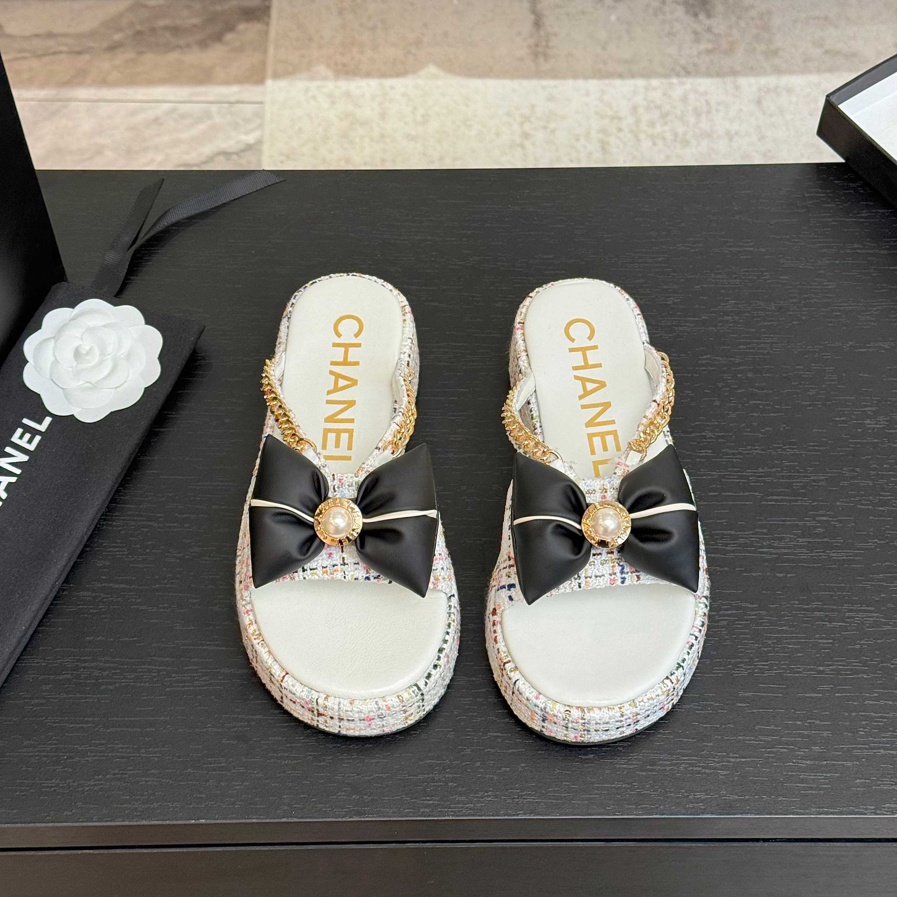 NO:238913,*25ss Mier slippers counter [authentic level] version!  !  Popular model!  !  The counter is out of stock, and it is recommended to have a pair of people. The fat Mier feels soft and soft, and looks good!  It is easy to wear and slim when you wear your feet by 3m. It is surprising to wear them on a daily basis. This series is now available for sale. The counter is purchased for 6,700!  !  !  Original imported knitted silk silk. The counter of the entire network supports inspection and comparison, and supports package return and replacement. Official catalogue: 35-42 (40.41. Custom made without return and exchange) are equipped with genuine Italian packaging, slippers, slippers, silk fabric19860909*25ss蜜儿拖鞋 专柜【正品级】版本！！ 人气款！！专柜断货王,推荐人手一双,胖墩墩的蜜儿拖软绵绵脚感,颜值款！上脚增高3m好穿又显瘦,日常随意搭配尽是惊讶,本系列现已登陆发售. 专柜以6700购入！！！原厂进口针织绸缎 全网专柜支持验货对比,支持包退包换. 官方目录 码数35-42(40.41.定做不退换) 均配有意大利正品包装,拖鞋,slippers,silk fabric,Women's Shoes