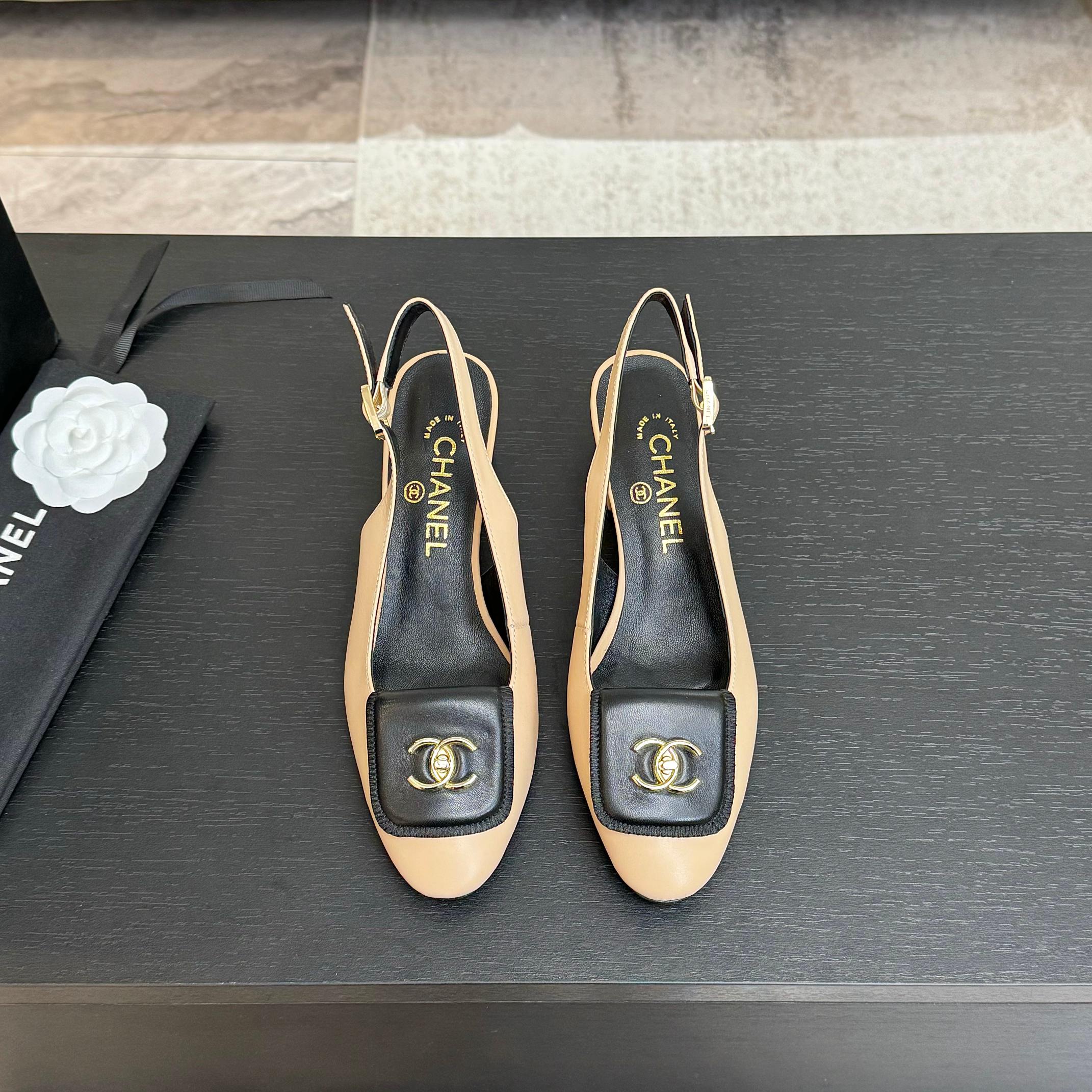 NO:238939,CHANE*｜Xiaoxiang 25C early spring new product French style is so beautiful!  This is what the elegant and romantic fairy should be! The minimalist color scheme is deeply rooted in people's hearts~ It fits well with skirts or casual clothes! The fabric is made of original custom sheepskin, the inner foot pads are all silk sheepskin imported Italian cowhide sole size35-39 (customized by 40/41), sandals, chanel, sandals, skirts, cowhide, sheepskin19860909CHANE*｜小香25C早春新品 法式风情 真是美到心尖尖上啦！ 优雅又浪漫的仙女应该就是这样吧! 极简的配色深入人心~ 无论搭配裙装还是休闲着装都很契合哈! 面料采用原版定制羊皮 内里垫脚均为丝绸羊皮 意大利进口牛皮大底 size35-39（40/41定制）,凉鞋,chanel,sandals,skirts,cowhide,sheepskin,Women's Shoes