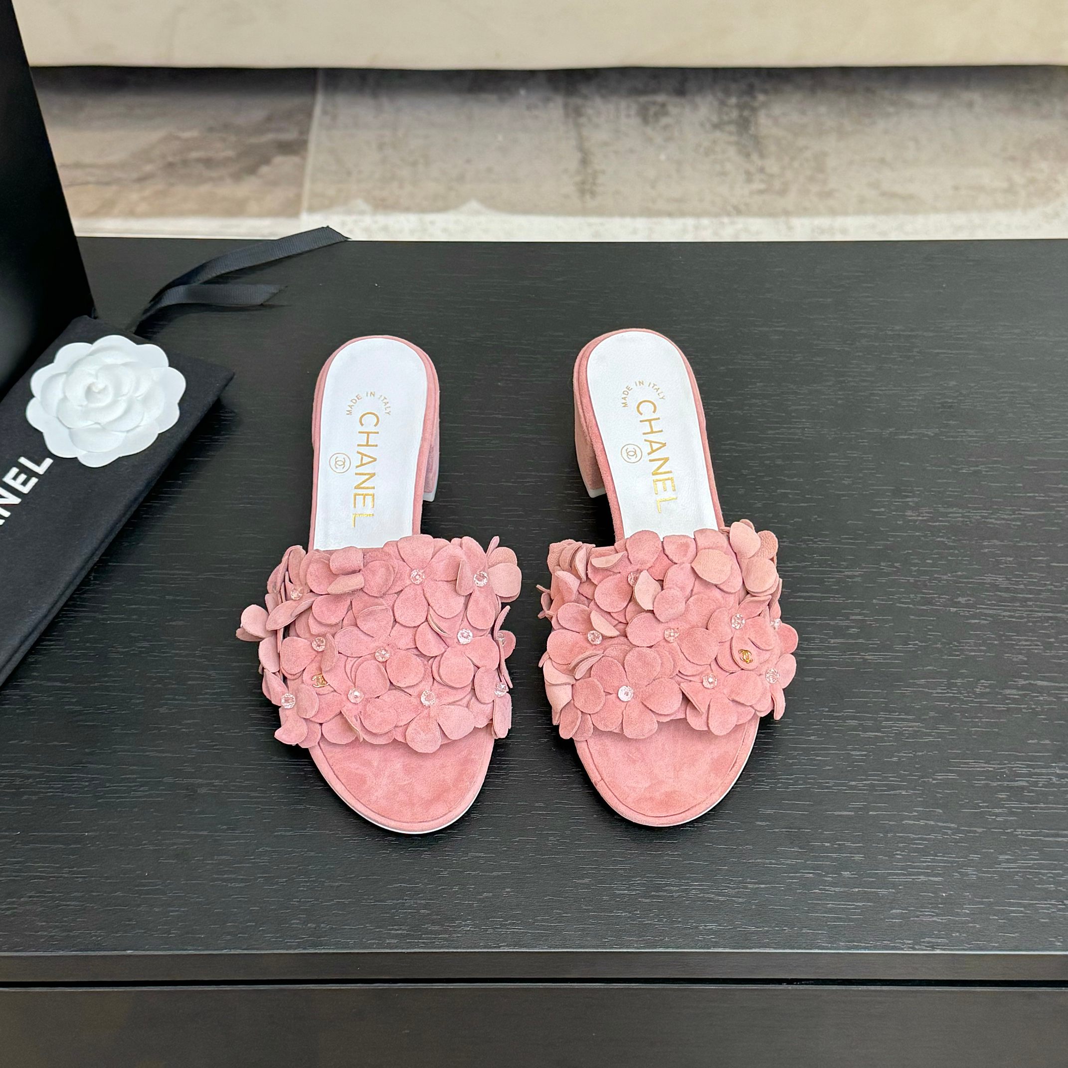 NO:238915,25ss Xiaoxiang Chanel early spring new style, flower with diamond flower Mier slippers, the latest popular flower Mier slippers, the fairy shoes that Xiangjia girls cannot resist, just blindly put in the color, super soft lambskin does not have any scratch on the feet, practical and beautiful, this season Mier drag is recommended, whoever wears the beautiful pair, any combination is amazing, beauty and comfort coexist, just choose it~ Upper sheep pen/skin inner sheep skin Heel high flat sole 1cm/smash heel 4.5cm Sole genuine leather sole Size 35-41 (40 and 41 custom-made without return or exchange), slippers, chanel, chanel, slippers, sheepskin, sheep, Leather soles1986090925ss小香Chanel早春新款 花朵带钻花卉蜜儿拖鞋 最新大爆款花卉蜜儿拖鞋 香家女孩无法抗拒的仙女鞋蜜儿鞋,颜色盲入就好,超柔软小羊皮上脚不存在磨脚,实用性颜值都具备了,这季蜜儿拖推荐入 谁穿谁美的一双 任意搭配都很绝 美感与舒适度并存 就选它～ 鞋面羊猄/羊皮 内里羊皮 跟高平底1cm/粗跟4.5cm 鞋底真皮大底 码数35-41（40、41定制不退换）,拖鞋,chanel,chanel,slippers,sheepskin,sheep,Leather soles,Women's Shoes