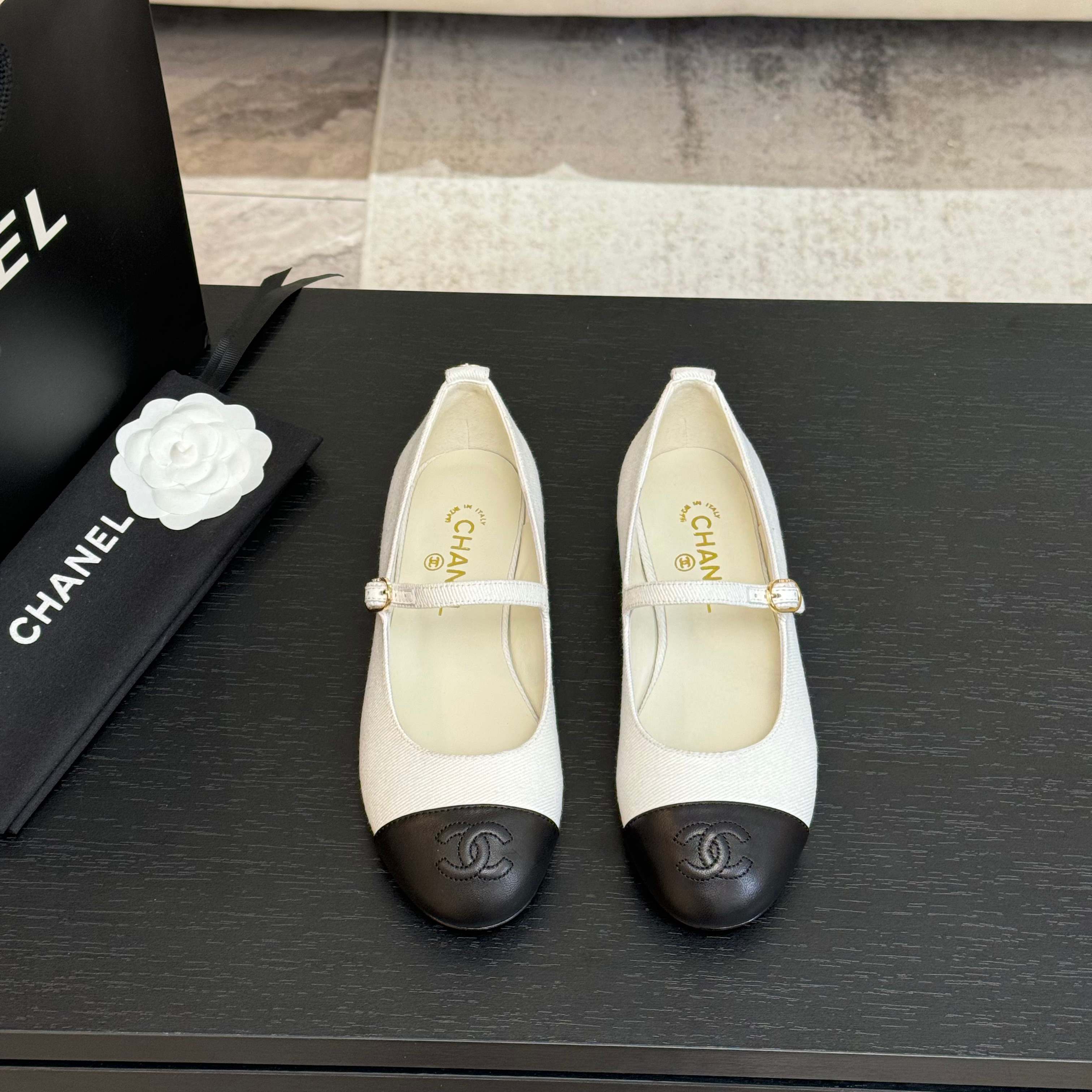 NO:238931,Chanel 25C catwalk Mary Jane single shoes are simple yet sweet and playful!  Three-dimensional electric embroidery logo, solid color fabric is refreshing and easy to match, and it is more hesitant with buttons. Inner sheepskin leather big soles Size: 35-40, Mary Jane, chanel, mary jane, sheepskin, Leather soles19860909Chanel 25C走秀款玛丽珍单鞋 简约又不失甜美俏皮！ 立体电绣logo,纯色面料清爽易搭,搭配扣子更加跟脚.内里羊皮 真皮大底 Size:35-40,玛丽珍,chanel,mary jane,sheepskin,Leather soles,Women's Shoes
