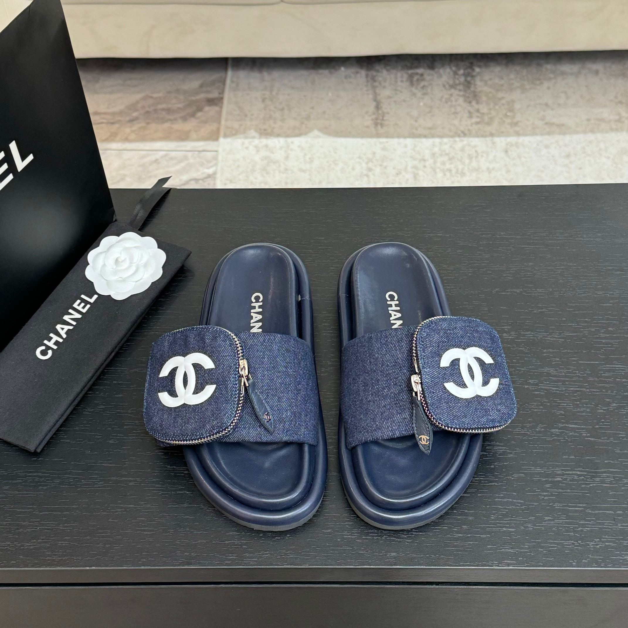 NO:439157,A25 counter [authentic level] version!  !  Official catalog Number of codes 35, 36, 37, 38, 39 (34/40/41 Custom made to communicate with customer service) Heel height: 4.5cm All are equipped with genuine Italian packaging, slippers, slippers19860909A25 专柜【正品级】版本！！ 官方目录 码数35、36、37、38、39 (34/40/41 需要定做跟客服♂沟通)  跟高:4.5cm 均配有意大利正品包装,拖鞋,slippers,Women's Shoes