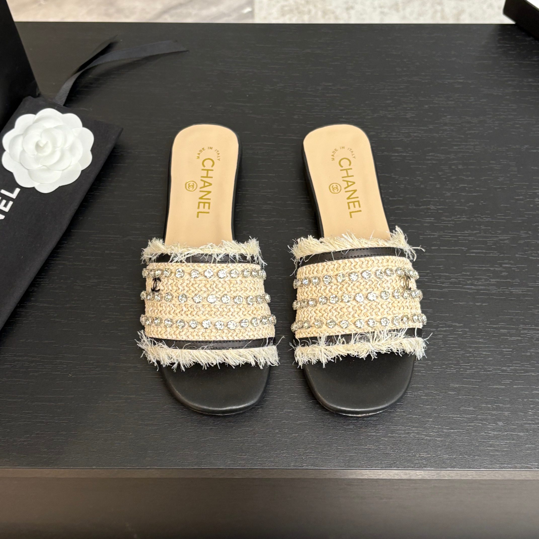 NO:238928,CHANE*｜Xiaoxiang 25C spring and summer new product, rhinestone double C single-shaped slippers, the good fairy was impressed by the beauty of these pearl slippers, and it comes with a gentle filter when you put it on your feet. The elegant fairy is ♀ This fairy is the pearl embellishment on the upper is fairy and exquisite!  The feet look white and it also has a very styling shape. It is completely fine for daily commuting. The temperament is versatile and versatile~ The upper is made of original custom material. The inner foot pads are all sheepskin. Italian imported leather sole size35-39 (customized by 40/41), slippers, chanel, slippers, sheepskin, Leather soles19860909CHANE*｜小香25C春夏新品 水钻双C一字带平底拖鞋 好仙被这双珍珠拖鞋的美貌折服了 上脚就自带温柔滤镜 优雅仙♀本仙了 鞋面的珍珠点缀又仙又精致！ 上脚显白 而且还很修饰脚型 日常通勤穿完全没问题的 气质百搭真的绝绝子～ 鞋面采用原版定制材质 内里垫脚均为羊皮 意大利进口真皮大底 size35-39（40/41定制）,拖鞋,chanel,slippers,sheepskin,Leather soles,Women's Shoes