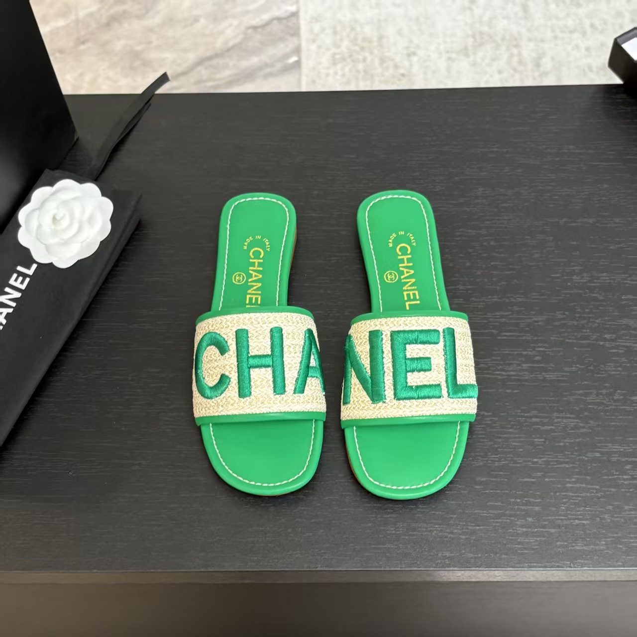 NO:238930,CHANE* ｜Xiaoxiang 25c Spring and Summer New Products Letters Slippers The fabric is made of original custom material. The inner foot pads are all sheepskin imported from Italy. The size is 35-39 (customized by 40/41), slippers, chanel, slippers, cowhide, sheepskin19860909CHANE* ｜小香25c春夏新品 字母一字带拖鞋 面料采用原版定制材质 内里垫脚均为羊皮 意大利进口牛皮大底 码数35-39（40/41定制）,拖鞋,chanel,slippers,cowhide,sheepskin,Women's Shoes