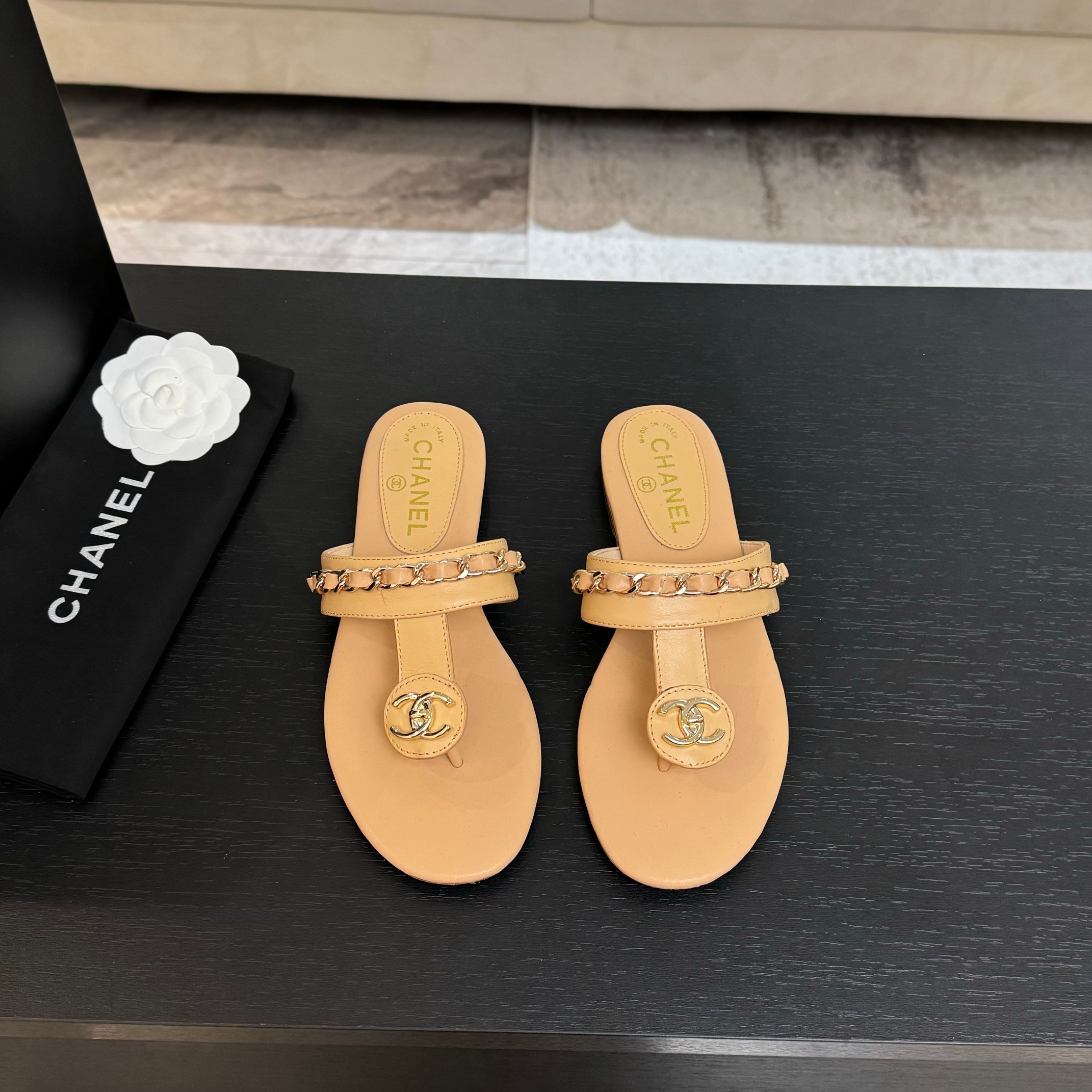 NO:256949,CHANE*｜Xiaoxiang 25P Spring and Summer New Products Double C Chain Series Flip-Flip-Flop Slippers Sandals Chain Sandals This year's big hit. It has been impressed by its beauty and is casual and natural. It also has the classic domineering style of Xiangjia from leather to hardware. It is comfortable and fashionable. The fabric is made of lambskin. Tips on silk sheepskin. Italian cowhide. Size: 35-39 (customized by 40/41), split-toe shoes, chanel, chanel, sandals, slippers, cowhide, sheepskin19860909CHANE*｜小香25P春夏新品 双C链条系列夹脚拖鞋凉鞋 链条凉鞋今年的大爆款 已被它的美貌折服得随性自然 又有香家经典的霸道 从皮质到五金满满的高级感 上脚舒适又洋气 面料采用进小羊皮 内里踮脚丝绸羊皮 意大利牛皮大底 码数:35-39 (40/41定制),分趾鞋,chanel,chanel,sandals,slippers,cowhide,sheepskin,Women's Shoes