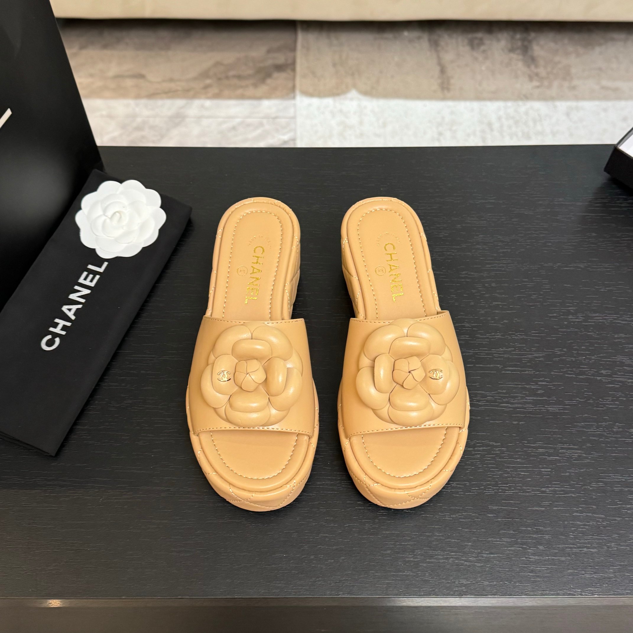 NO:248677,CHANEL 2025Ss Chanel small fragrant style thick-soled camellia sandals. Grandma Xiang’s usual elegant and famous temperament is full of high-end feeling!  It’s very nice to wear barefoot or paired with skirts or trousers, it’s very versatile!  Invincible beauty!  Special fairy, I know my home's details and strengths (the counter is developed and made according to the genuine 11 product, the details are perfect, more exquisite and durable, the foot is very pedicure-like, the key is very good and easy to control) Heel height 7cm, fabric imported fabric, inner sheepskin, original mold-opening sole, size 35-39 (customized for 40, 41, 42, no return or exchange), slippers, chanel, chanel, slippers, skirts, sheepskin19860909CHANEL 2025Ss香奈儿小香风厚底山茶花凉拖鞋 香奶奶家一贯的优雅名媛气质 高级感十足！上脚非常nice～不管光脚穿或搭配裙装、裤装、都非常百搭！无敌美！特别仙 认准我家细节实力拍（专柜买版按正品11开发做货, 细节完美 更加精致耐看 上脚非常修脚型 重点是很好非常好驾驭） 跟高7cm 面料进口布面 内里羊皮 大底原版开模大底 尺码35-39（40、41、42定做、不退换）,拖鞋,chanel,chanel,slippers,skirts,sheepskin,Women's Shoes