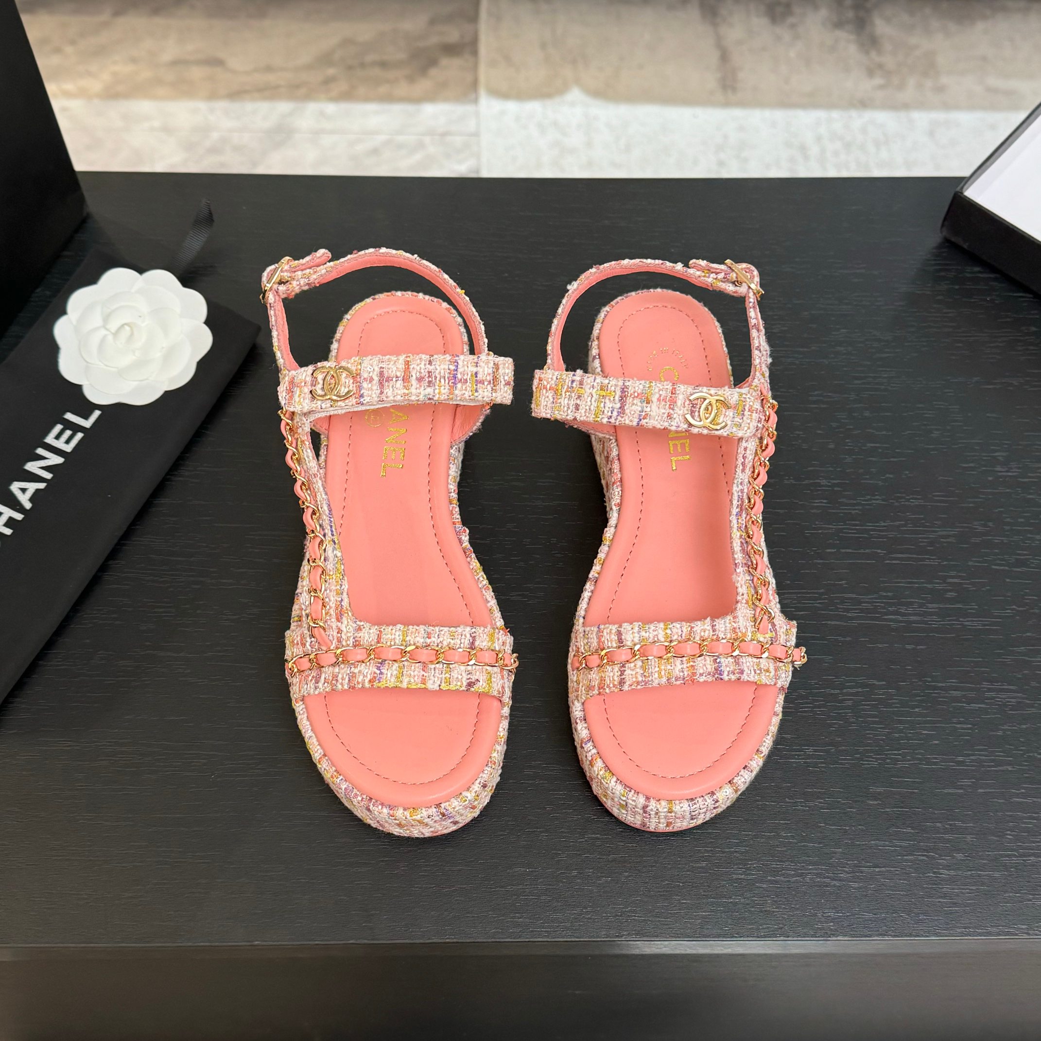 NO:248673,Top version CHANE* 2025ss Xiaoxiang Spring and Summer New Hot Chain Thick-soled Casual Sandals Counter Synchronization The counter is very popular. A very difficult-to-buy shoe. The most popular thick-soled sandals on the entire network. You can imagine that Xiaoxiang Control cannot be missed. The appearance and comfort coexist. Simple and versatile thick-soled thick-soled height is super versatile. Whoever wears it in the eyes is good. Exclusive custom tweed cloth on the upper. Imported sheepskin inner. The original open-molded sole size: 35-40 (41 42 custom made without return or exchange), sandals, chanel, sandals, sheepskin19860909顶级版本 CHANE* 2025ss小香春夏新款火爆链条厚底休闲凉鞋 专柜同步 专柜非常火爆 非常难买的一款鞋 全网最火的厚底凉鞋 可想而知小香控不可错过的 颜值与舒适并存的 简约百搭厚底增高超级百搭,闭眼入谁穿谁好看  鞋面独家定制呢子布 内里进口羊皮里 大底原版开模大底 码数:35-40（41 42定做不退换）,凉鞋,chanel,sandals,sheepskin,Women's Shoes