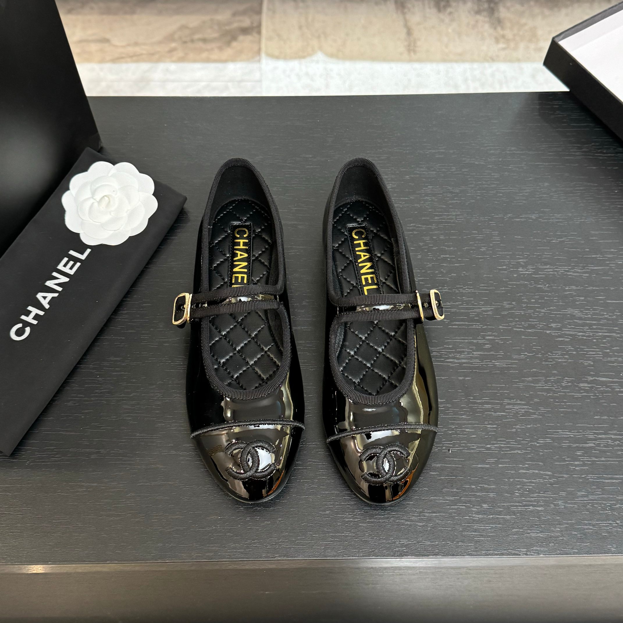 NO:248667,Cloth, leather, CHANE*｜Xiaoxiang 25s autumn and winter new product, Milan show, Marie Jane shoes, the most beautiful Marie Jane shoes of the year, irresistible high-end and elegant! Whether it is paired with jeans and pleated skirts or worn on more formal occasions. The autumn and winter socks are also invincible!  This Mary Jane shoes have a lady-like temperament, and the pointed toes are more feminine!  The upper is imported sheepskin/special fabric. The inner foot pad is mixed-bred sheepskin. Italian A-grade leather outsole. Size35-39 (customized on 40/41), ballet shoes, chanel, mary jane, skirts, jeans, sheepskin, Leather soles, socks19860909布面 皮面 CHANE*｜小香25s秋冬新品 米兰走秀玛丽珍鞋 本年度最美玛丽珍鞋 无法抗拒的高级与优雅! 无论是搭配牛仔裤百褶裙 还是穿去较正式场合都可以的. 秋冬配袜子也都是无敌美！ 这款玛丽珍鞋自带大小姐风气质 满满尖头更显女人味哦！ 鞋面是进口羊皮/特殊布料 内里垫脚是混种羊皮 意大利A级真皮大底 Size35-39（40/41定制）,芭蕾舞鞋,chanel,mary jane,skirts,jeans,sheepskin,Leather soles,socks,Women's Shoes