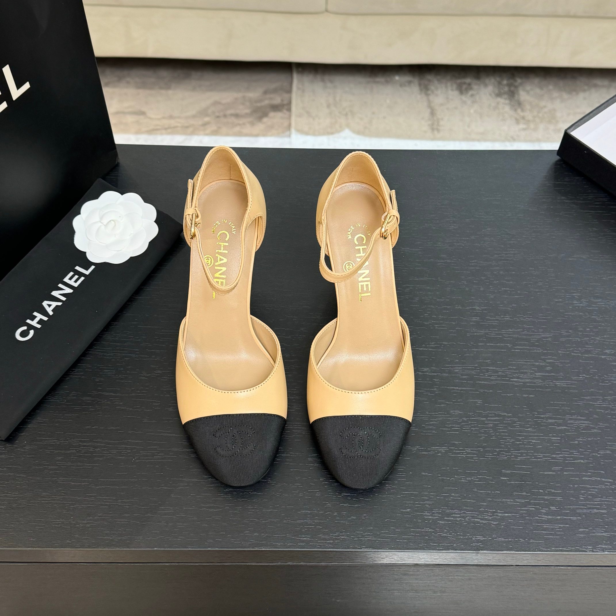 NO:248663,Chanel 25B new high heel sandal series single shoes, beautiful double c logo series, hard not to love, upper sheepskin inner sheepskin leather outsole, original molded camellia, heel flat sole/8cm Size:35-39 Other sizes customized, sandals, chanel, sandals, sheepskin, Leather soles19860909Chanel 25B新款高跟凉鞋系列单鞋 绝美双c logo系列很难不爱 鞋面羊皮 内里羊皮 真皮大底 原版开模山茶花 跟高平底/8cm Size:35-39 其他码数定做,凉鞋,chanel,sandals,sheepskin,Leather soles,Women's Shoes