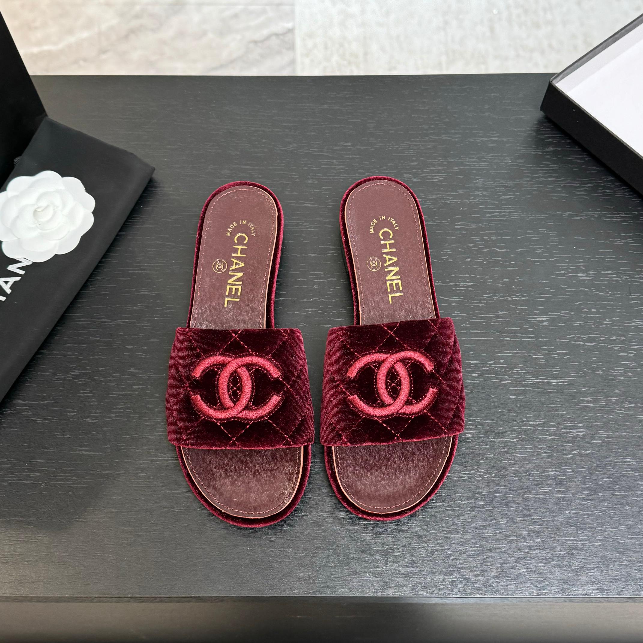 NO:248658,25Fw spring and summer new Chanel Xiaoxiang electric embroidered double C diamond-shaped one-piece slippers. A versatile sandals that are not worn out. A super classic style. It is exquisite in casualness and has a firm temperament. This year's beautiful spring and summer bonus treasure!  Upper lambskin/velvet inner lambskin inner high heel flat/thick heel 5cm sole Italian leather outsole size 35-39 (40,41 custom made without return), slippers, chanel, slippers, sheepskin, Leather soles1986090925Fw春夏新款Chanel小香电绣双C菱格一字拖鞋高跟粗跟拖鞋 穿不腻的百搭凉拖 超经典的一款 休闲中带着精致 气质拿捏稳妥 今年春夏绝美加分宝藏！ 鞋面小羊皮/天鹅绒 内里羊皮内里 高跟平底/粗跟5cm 鞋底意大利真皮大底 码数35-39（40,41定制不退换）,拖鞋,chanel,slippers,sheepskin,Leather soles,Women's Shoes