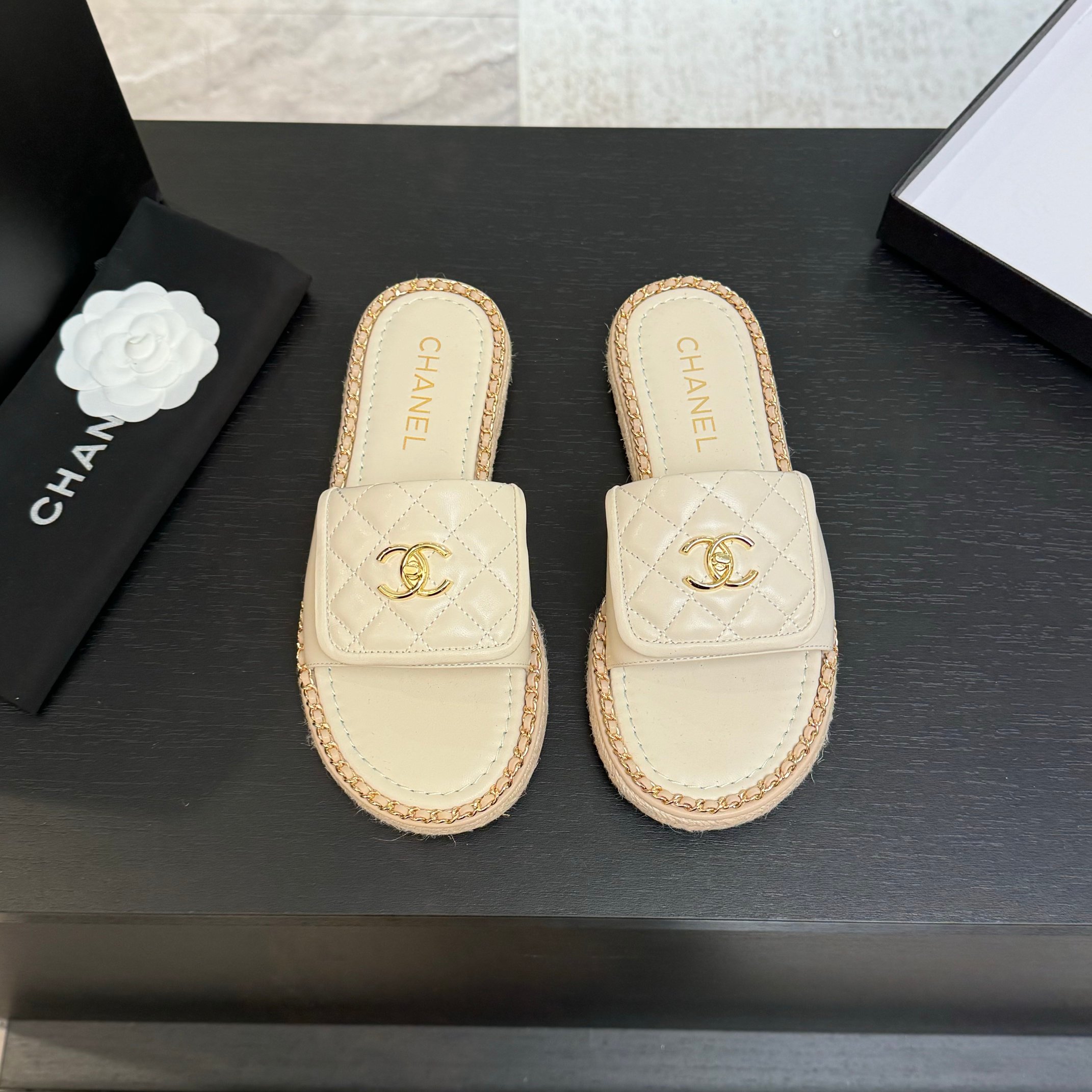 Chanel CC Chain Trim Quilted Leather Sandals - Elegant Summer Slides 3 a1744016383389 4314