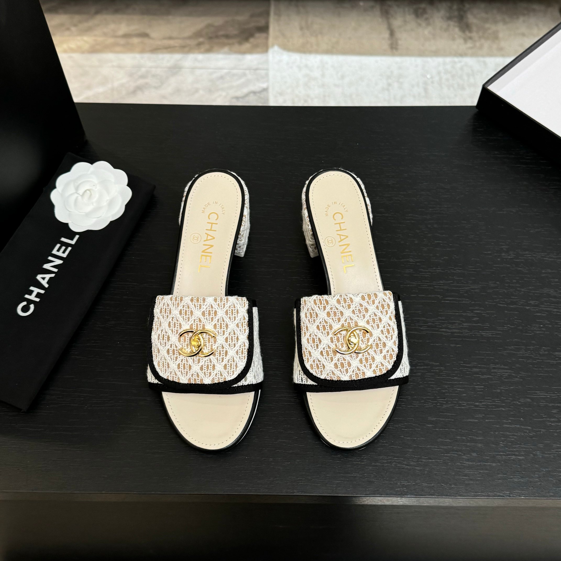 NO:248641,25Fw spring and summer new Chanel Xiaoxiang classic renovated schoolbag buckle nibu slippers. A versatile sandals that are not worn out. A super classic one. It is exquisite in casualness and has a firm temperament. This year's beautiful spring and summer bonus treasure!  Customized upper fabric inner foot pad sheepskin high heel flat/thick heel 5cm sole Italian leather outsole size 35-39 (40,41 custom made without return), slippers, chanel, slippers, sheepskin, Leather soles1986090925Fw春夏新款Chanel小香经典翻改书包扣尼布一字拖鞋 穿不腻的百搭凉拖 超经典的一款 休闲中带着精致 气质拿捏稳妥 今年春夏绝美加分宝藏！ 鞋面定制布料 内里垫脚羊皮 高跟平底/粗跟5cm 鞋底意大利真皮大底 码数35-39（40,41定制不退换）,拖鞋,chanel,slippers,sheepskin,Leather soles,Women's Shoes