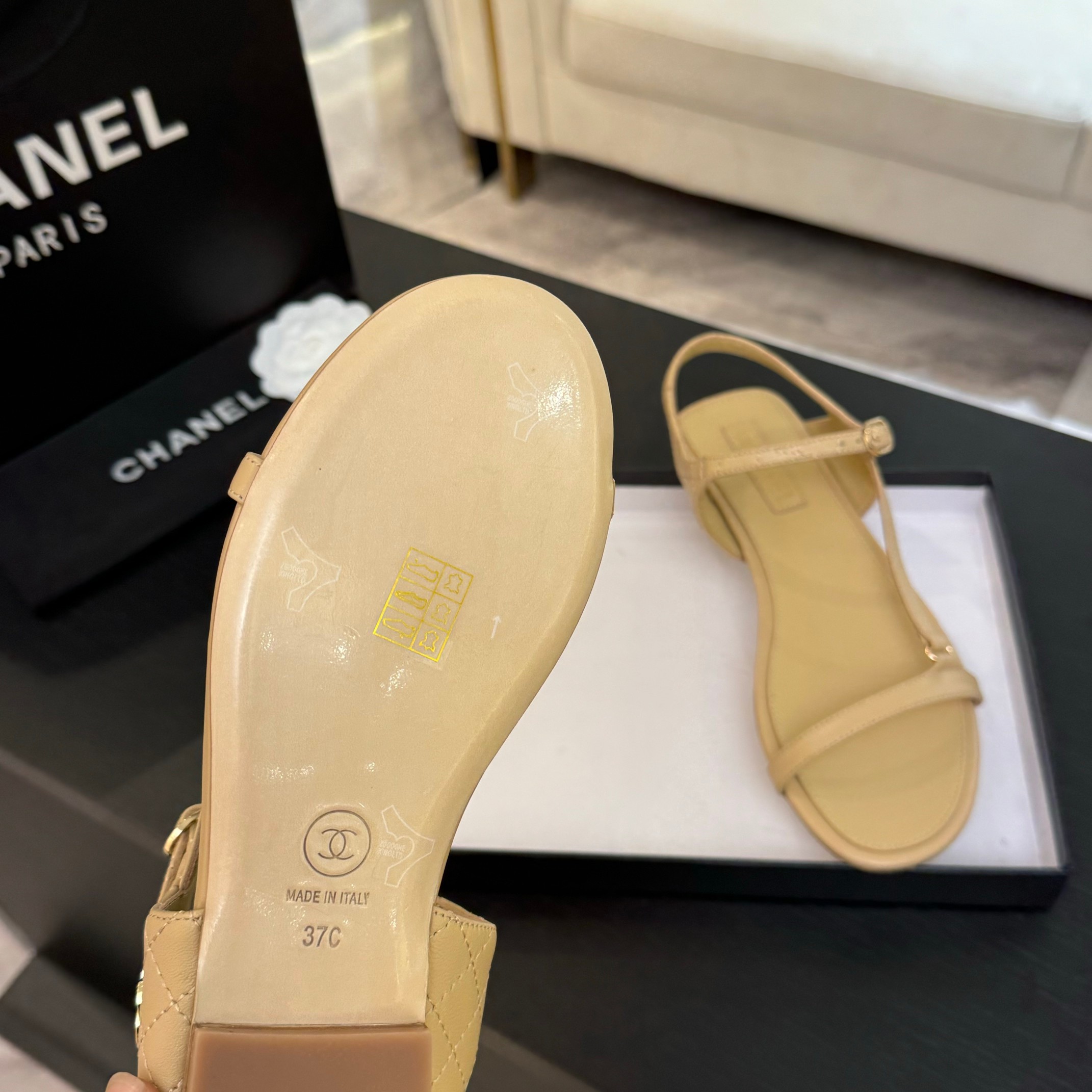 Elegant Chanel-Style Flat Sandals with Quilted Design and Iconic CC Detail 5 a1744275961730 4646