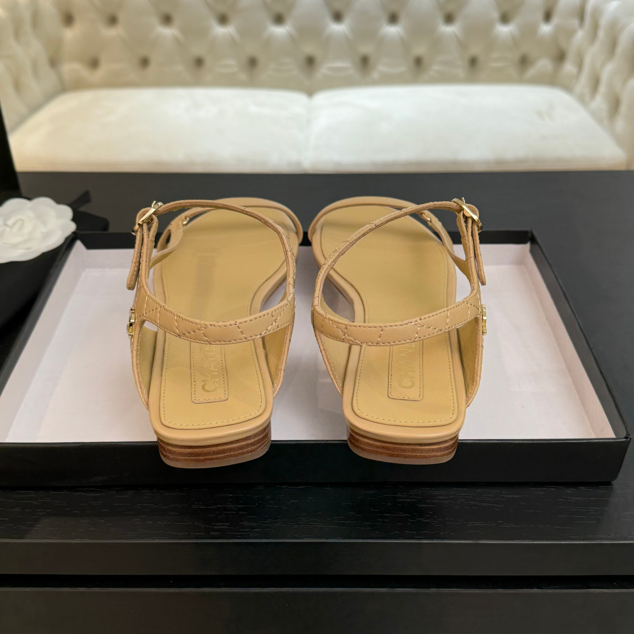 Elegant Chanel-Style Flat Sandals with Quilted Design and Iconic CC Detail 4 a1744275961769 6562