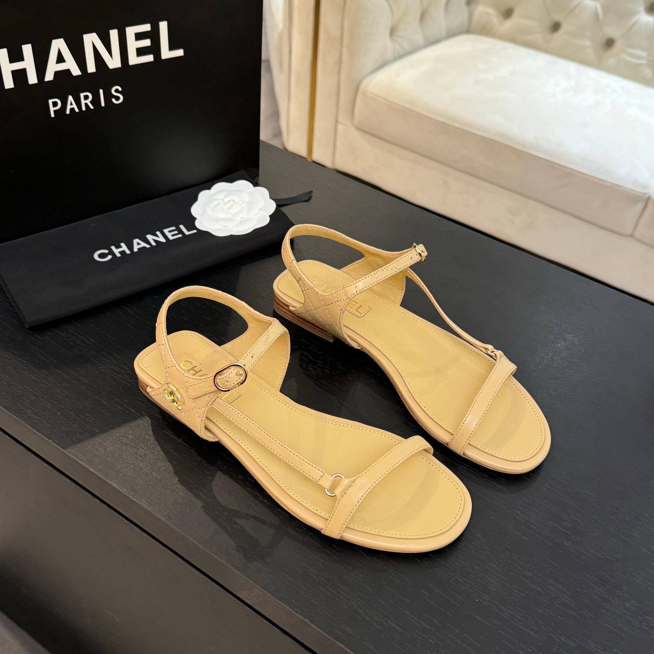 Elegant Chanel-Style Flat Sandals with Quilted Design and Iconic CC Detail 2 a1744275961906 1138