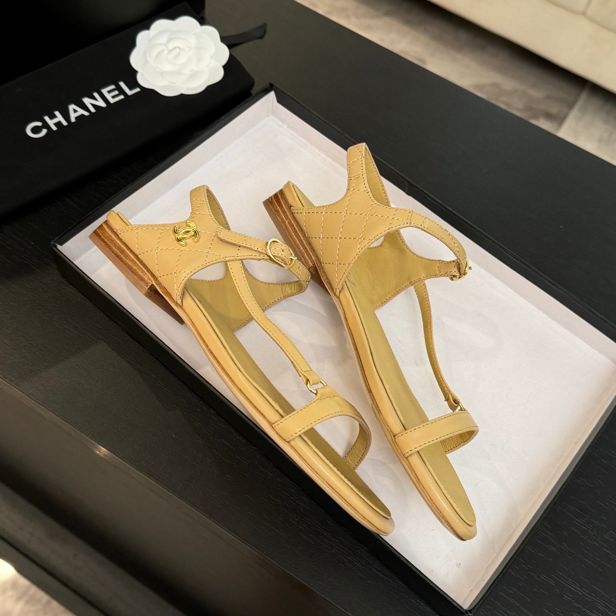 Elegant Chanel-Style Flat Sandals with Quilted Design and Iconic CC Detail 6 a1744275961920 0240