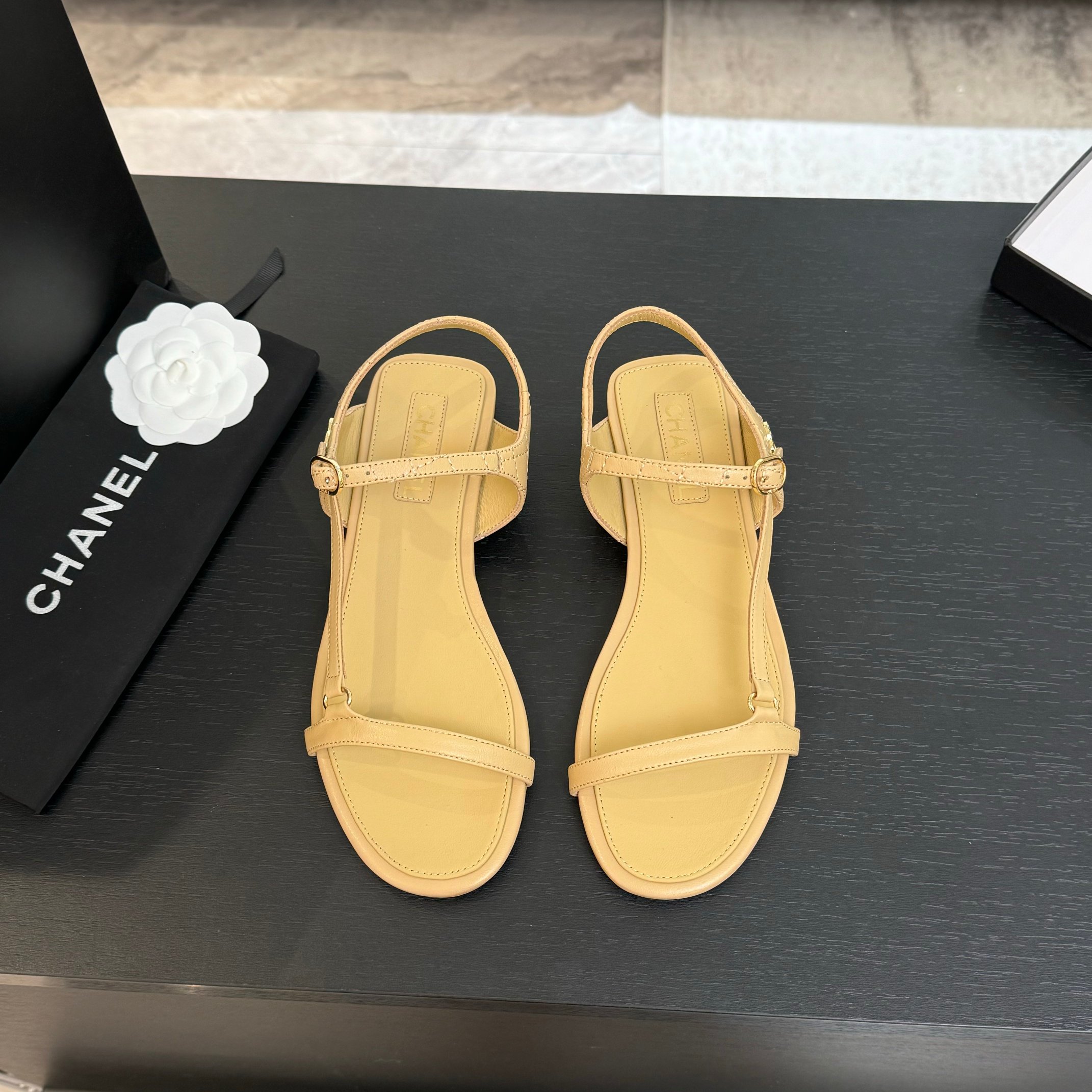 Elegant Chanel-Style Flat Sandals with Quilted Design and Iconic CC Detail 3 a1744275962297 5413