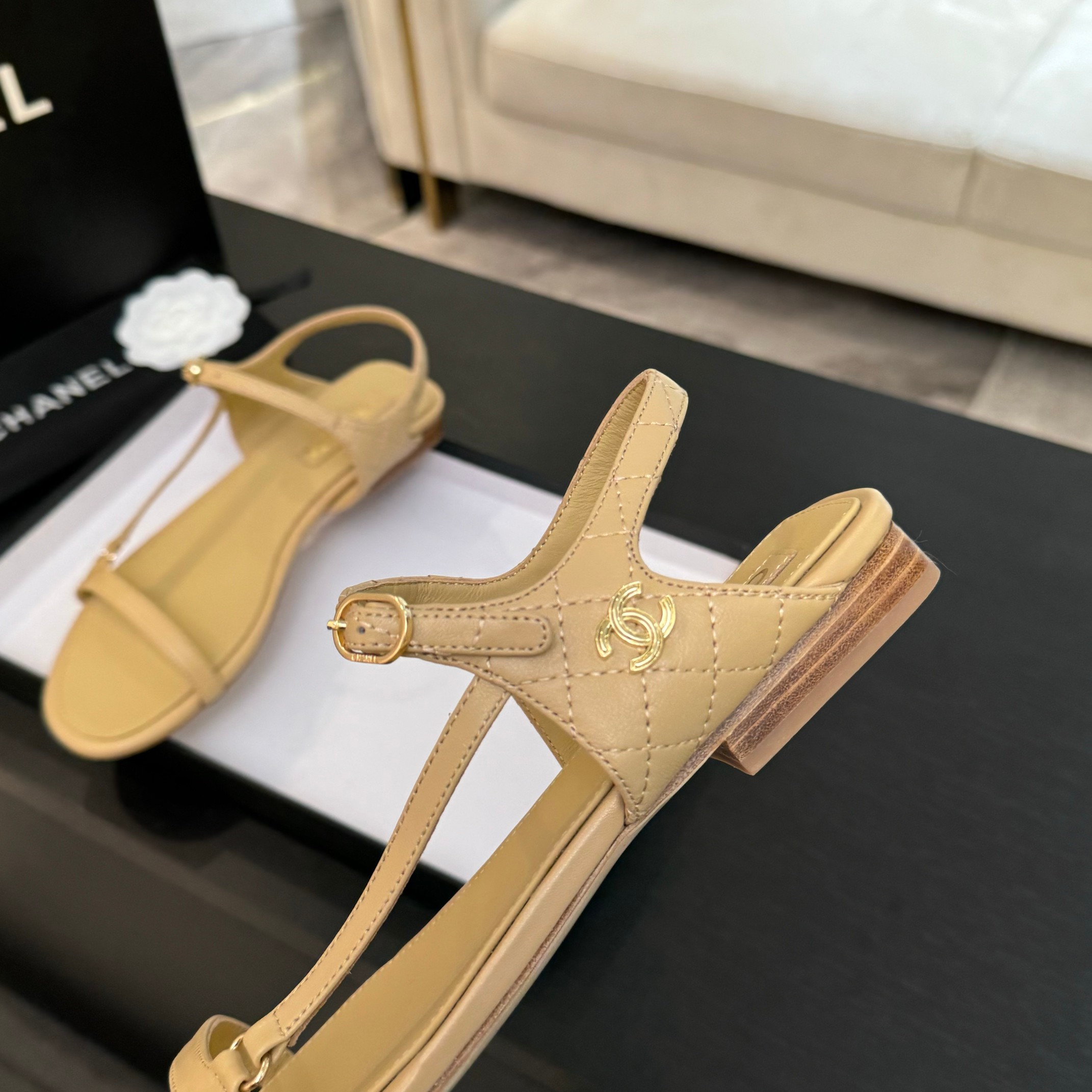Elegant Chanel-Style Flat Sandals with Quilted Design and Iconic CC Detail 10 a1744275964698 4805